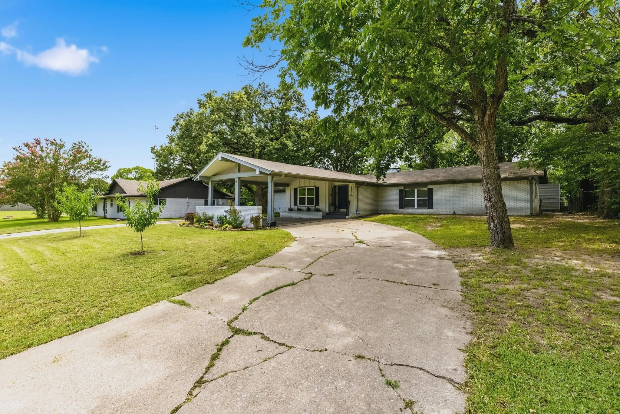 Single Family Residence For Sale in Hunt County , 3007 Tanglewood Drive, Commerce, Texas 75428, 3 Bedroom, 2 Bathroom, Garage spaces, 1,920 Sqft, built in 1967, mls#21292919, Real Estate Agent in Commerce, Homes For Sale in Hunt county, Homes For Sale in Commerce, Realtor in Commerce Texas, Real Estate Brokerage Independent Realty Texas, Luminita Cordes Realtor