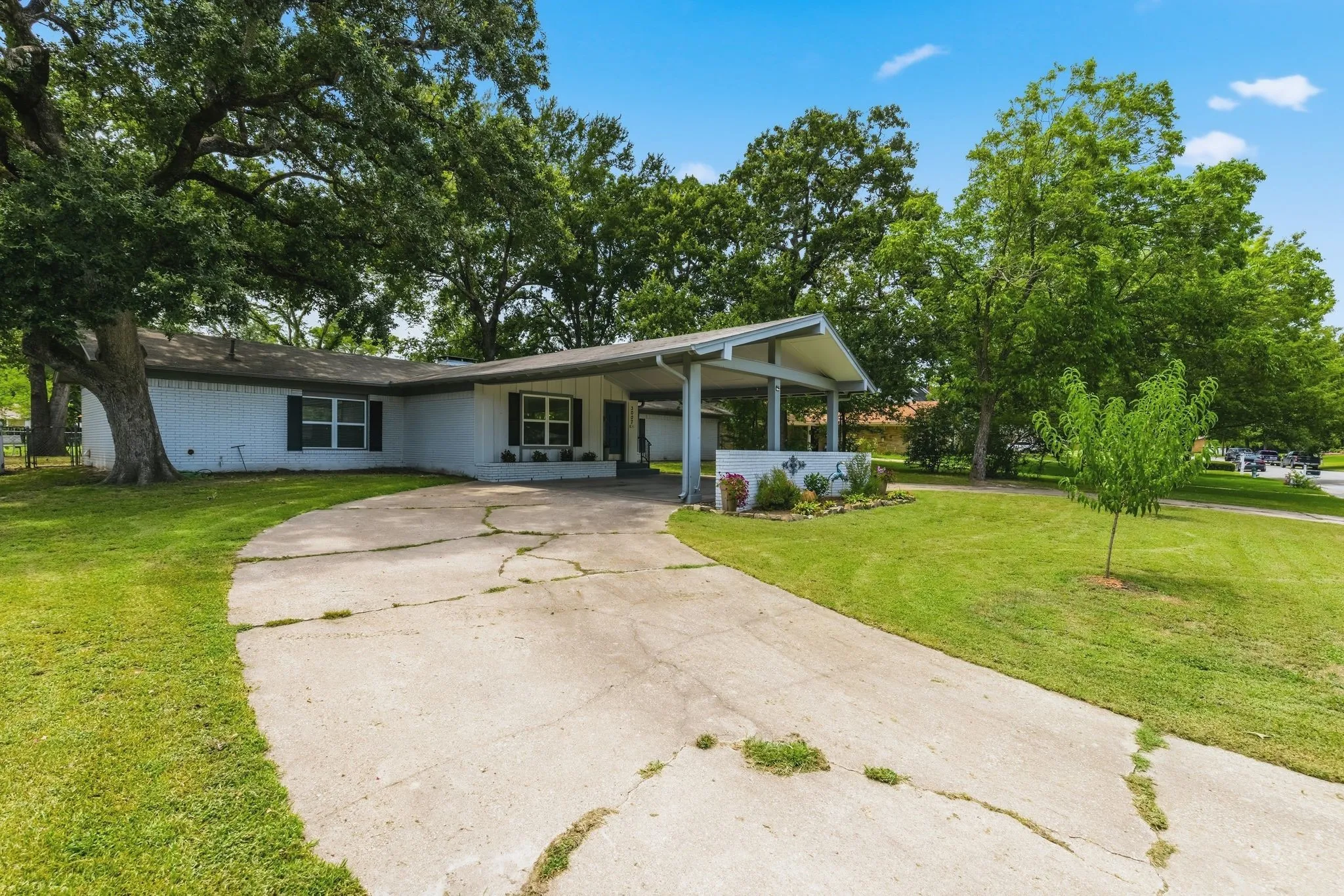 Single Family Residence For Sale in Hunt County , 3007 Tanglewood Drive, Commerce, Texas 75428, 3 Bedroom, 2 Bathroom, Garage spaces, 1,920 Sqft, built in 1967, mls#21292919, Real Estate Agent in Commerce, Homes For Sale in Hunt county, Homes For Sale in Commerce, Realtor in Commerce Texas, Real Estate Brokerage Independent Realty Texas, Luminita Cordes Realtor