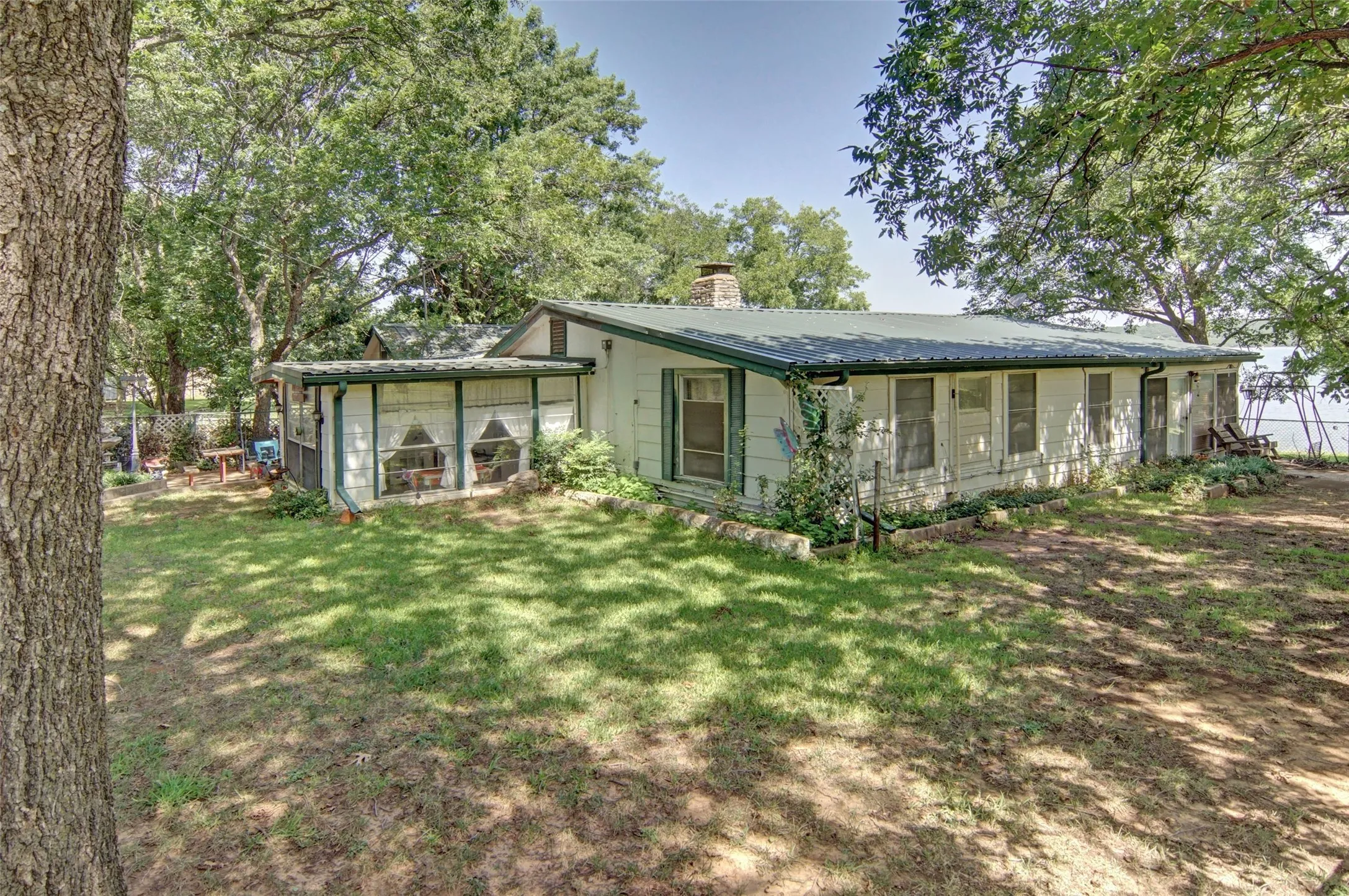 Single Family Residence For Sale in Palo Pinto County , 151 Rock Creek Loop, Possum Kingdom Lake, Texas 76449, 5 Bedroom, 4 Bathroom, Garage spaces, 2,913 Sqft, built in 1940, mls#21335653, Real Estate Agent in Possum Kingdom Lake, Homes For Sale in Palo Pinto county, Homes For Sale in Possum Kingdom Lake, Realtor in Possum Kingdom Lake Texas, Real Estate Brokerage Independent Realty Texas, Luminita Cordes Realtor