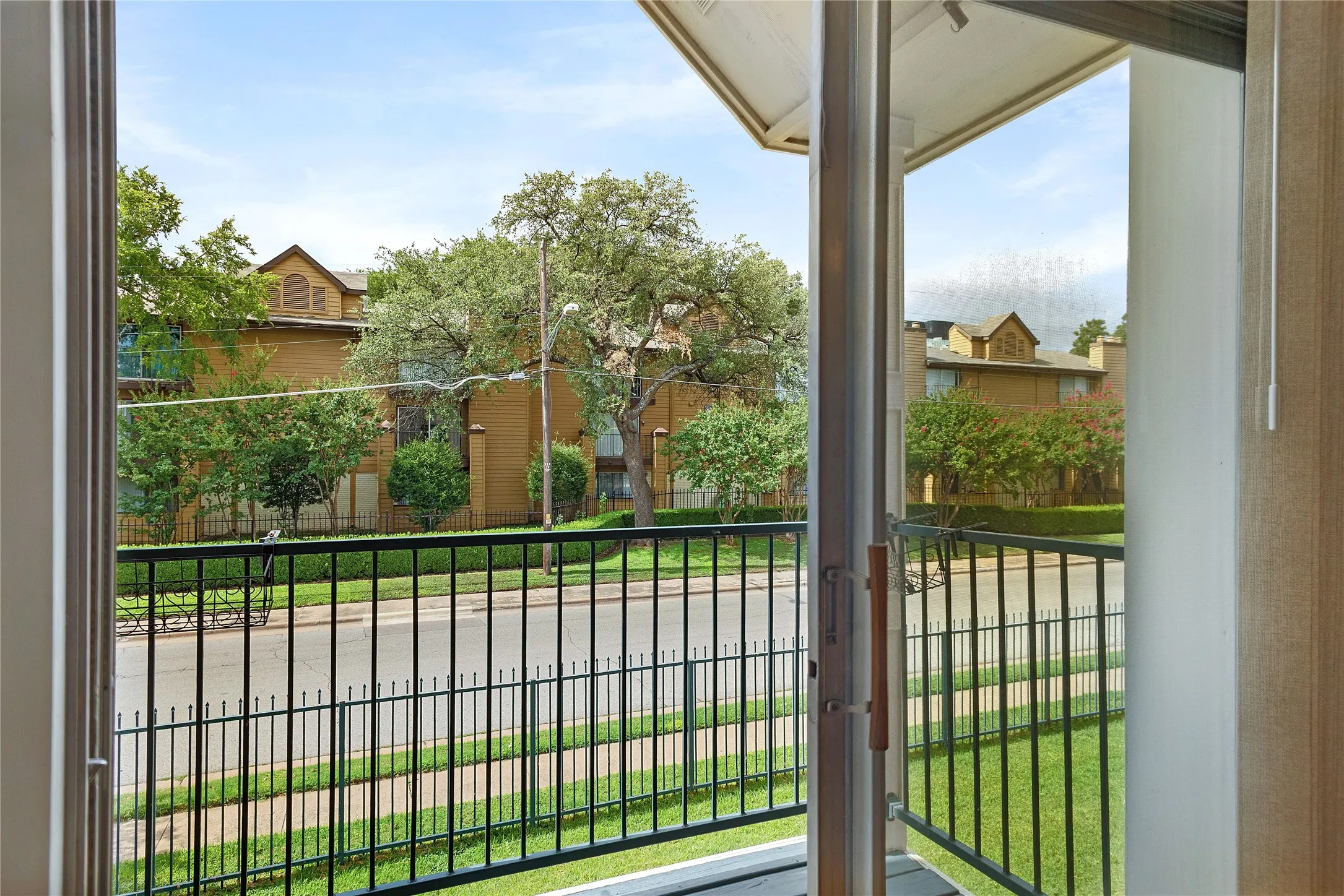 Condominium For Rent in Dallas County , 5881 Preston View Boulevard 202, Dallas, Texas 75240, 1 Bedroom, 1 Bathroom, Garage spaces, 747 Sqft, built in 1968, mls#21332265, Real Estate Agent in Dallas, Homes For Rent in Dallas county, Homes For Rent in Dallas, Realtor in Dallas Texas, Real Estate Brokerage Independent Realty Texas, Luminita Cordes Realtor