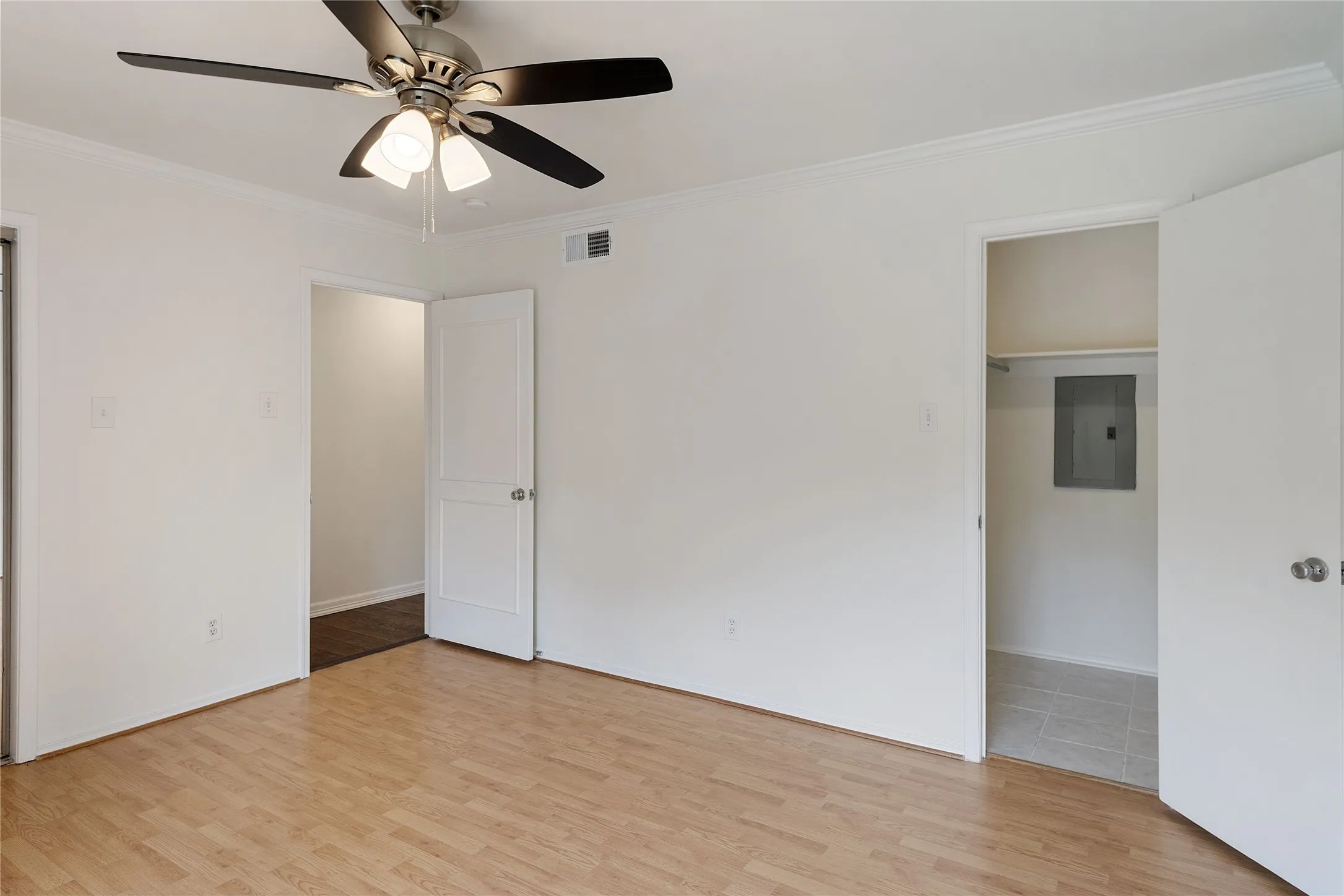 Condominium For Rent in Dallas County , 5881 Preston View Boulevard 202, Dallas, Texas 75240, 1 Bedroom, 1 Bathroom, Garage spaces, 747 Sqft, built in 1968, mls#21332265, Real Estate Agent in Dallas, Homes For Rent in Dallas county, Homes For Rent in Dallas, Realtor in Dallas Texas, Real Estate Brokerage Independent Realty Texas, Luminita Cordes Realtor