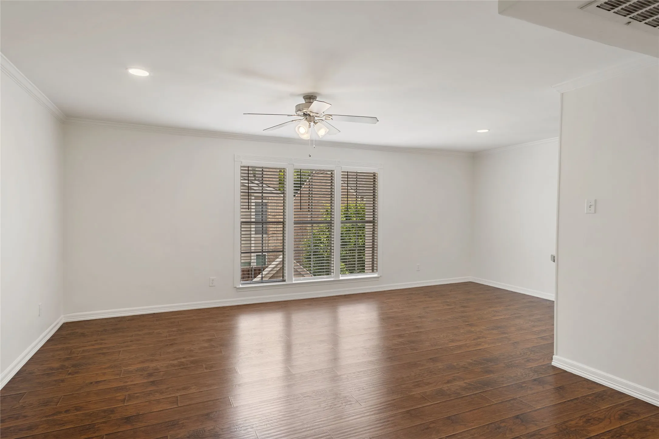 Condominium For Rent in Dallas County , 5881 Preston View Boulevard 202, Dallas, Texas 75240, 1 Bedroom, 1 Bathroom, Garage spaces, 747 Sqft, built in 1968, mls#21332265, Real Estate Agent in Dallas, Homes For Rent in Dallas county, Homes For Rent in Dallas, Realtor in Dallas Texas, Real Estate Brokerage Independent Realty Texas, Luminita Cordes Realtor