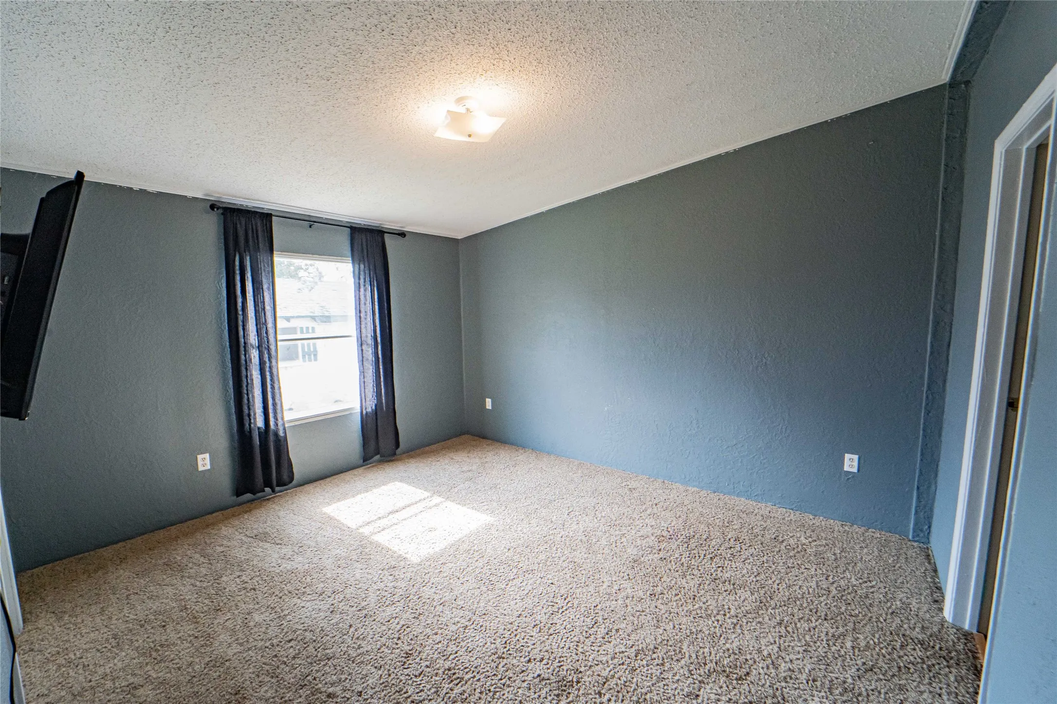 Guest bedroom, 2 of 4