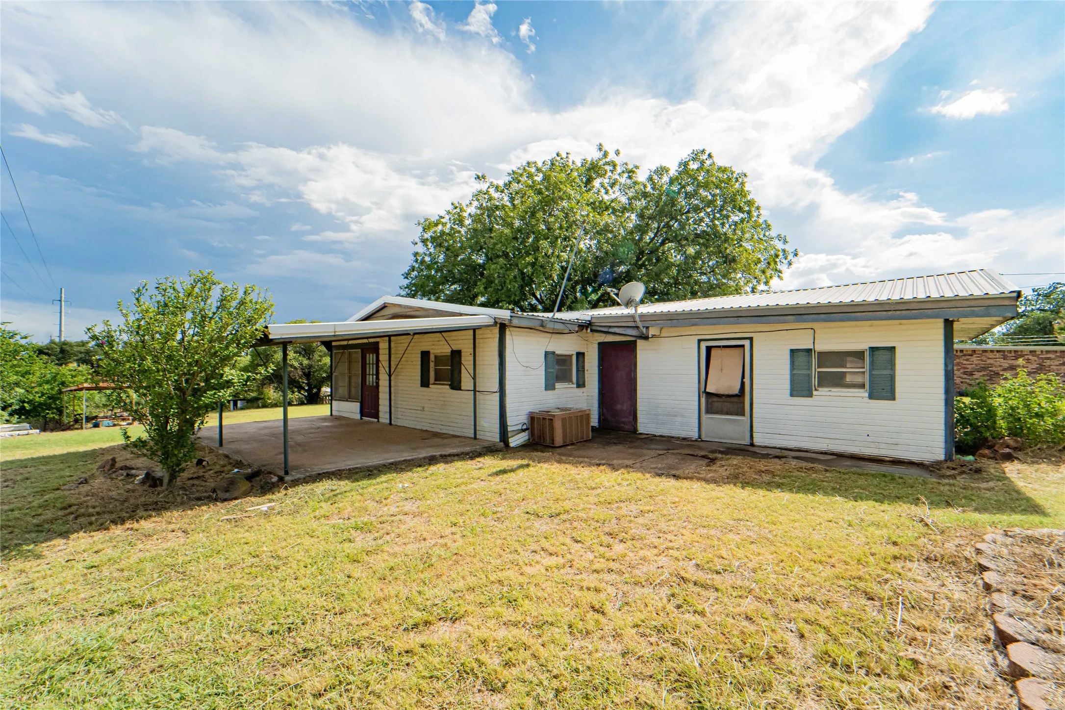 1 Bedroom/ 1 Bathroom with full Kitchen and Sunroom offering views to the waterfront-