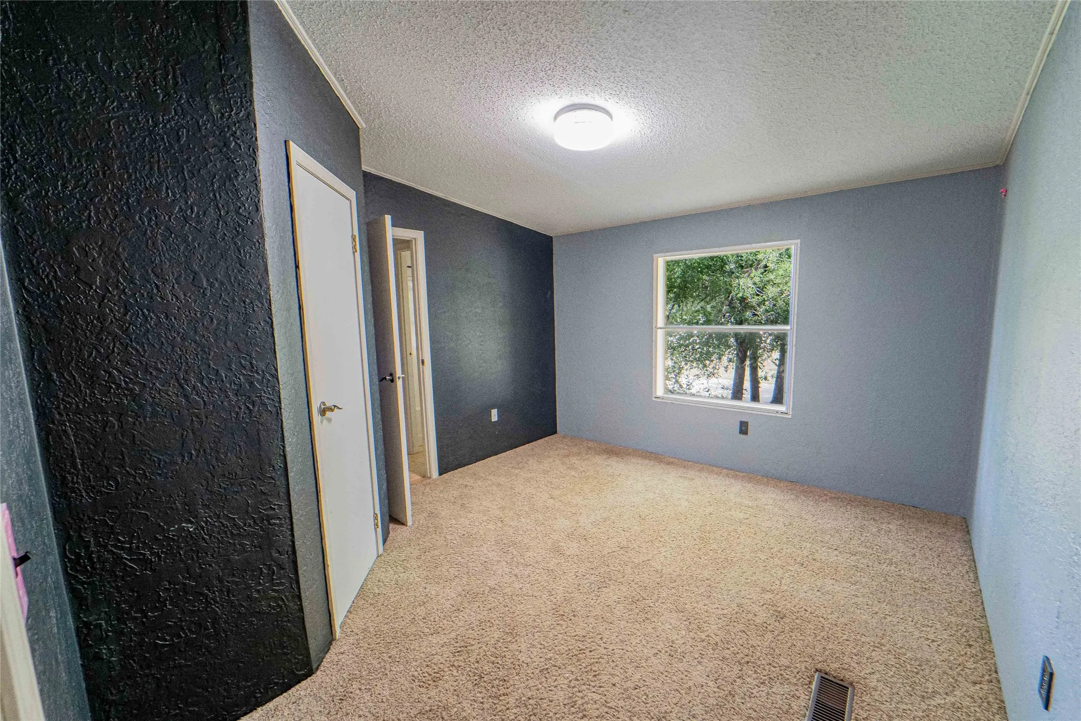 Guest bedroom 3 0f 4