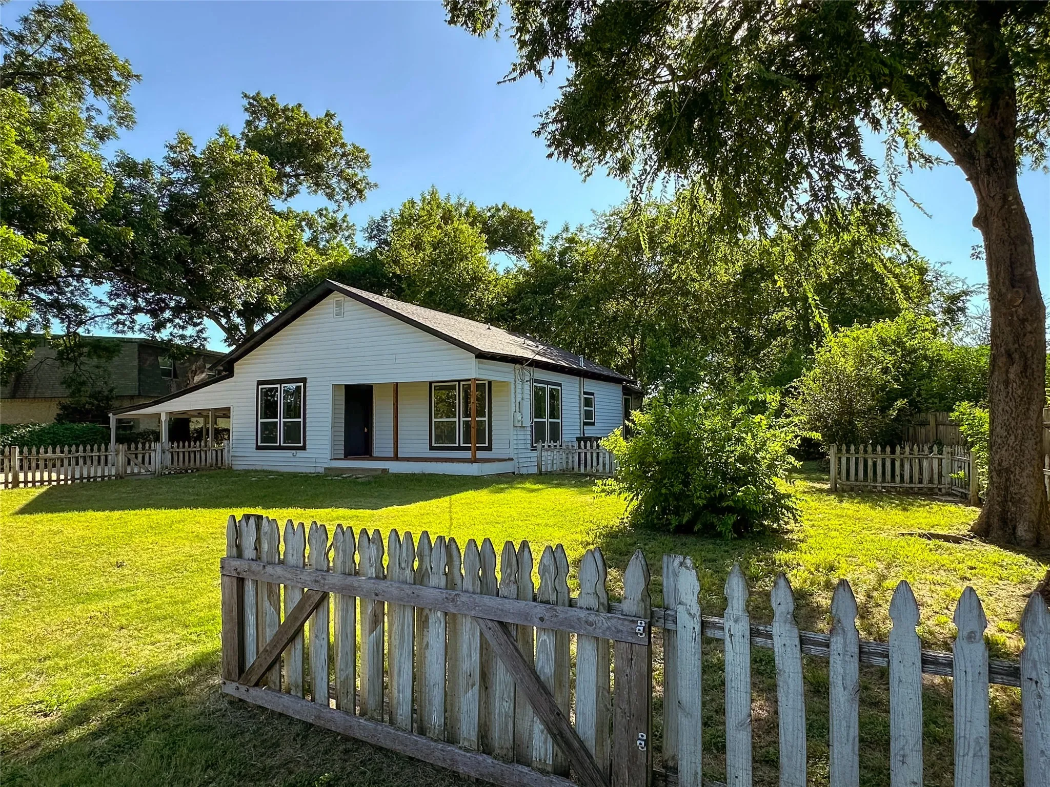 Single Family Residence For Rent in Somervell County , 403 N Gaither Street, Glen Rose, Texas 76043, 3 Bedroom, 2 Bathroom, Garage spaces, 1,472 Sqft, built in 0, mls#21335667, Real Estate Agent in Glen Rose, Homes For Rent in Somervell county, Homes For Rent in Glen Rose, Realtor in Glen Rose Texas, Real Estate Brokerage Independent Realty Texas, Luminita Cordes Realtor