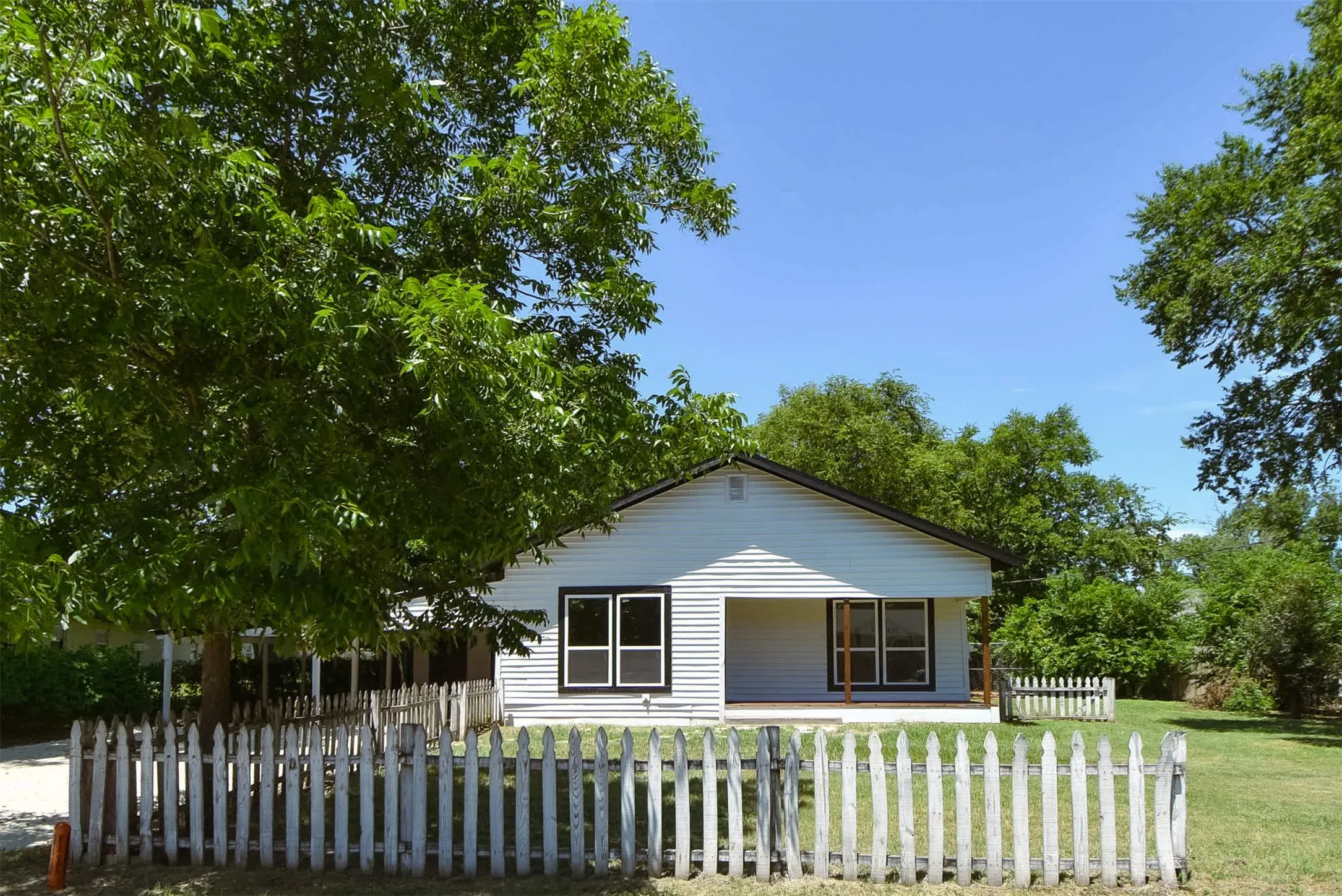 Single Family Residence For Rent in Somervell County , 403 N Gaither Street, Glen Rose, Texas 76043, 3 Bedroom, 2 Bathroom, Garage spaces, 1,472 Sqft, built in 0, mls#21335667, Real Estate Agent in Glen Rose, Homes For Rent in Somervell county, Homes For Rent in Glen Rose, Realtor in Glen Rose Texas, Real Estate Brokerage Independent Realty Texas, Luminita Cordes Realtor