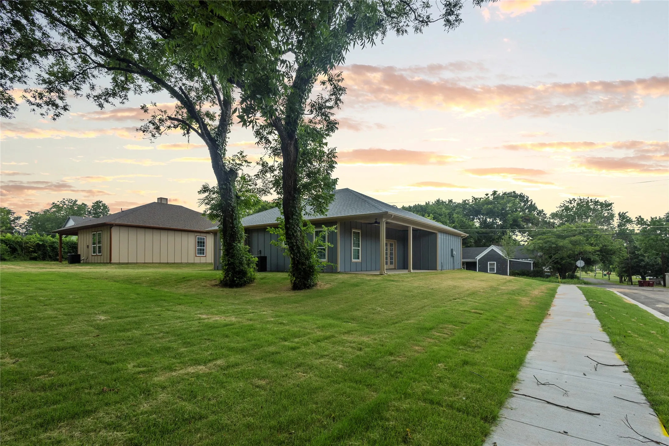 Single Family Residence For Sale in Fannin County , 401 S 4th Street, Bonham, Texas 75418, 4 Bedroom, 2 Bathroom, 2 Garage spaces, 1,526 Sqft, built in 2026, Price $295,000, mls#21335685, Real Estate Agent in Bonham, Homes For Sale in Fannin county, Homes For Sale in Bonham, Realtor in Bonham Texas, Real Estate Brokerage Independent Realty Texas, Luminita Cordes Realtor