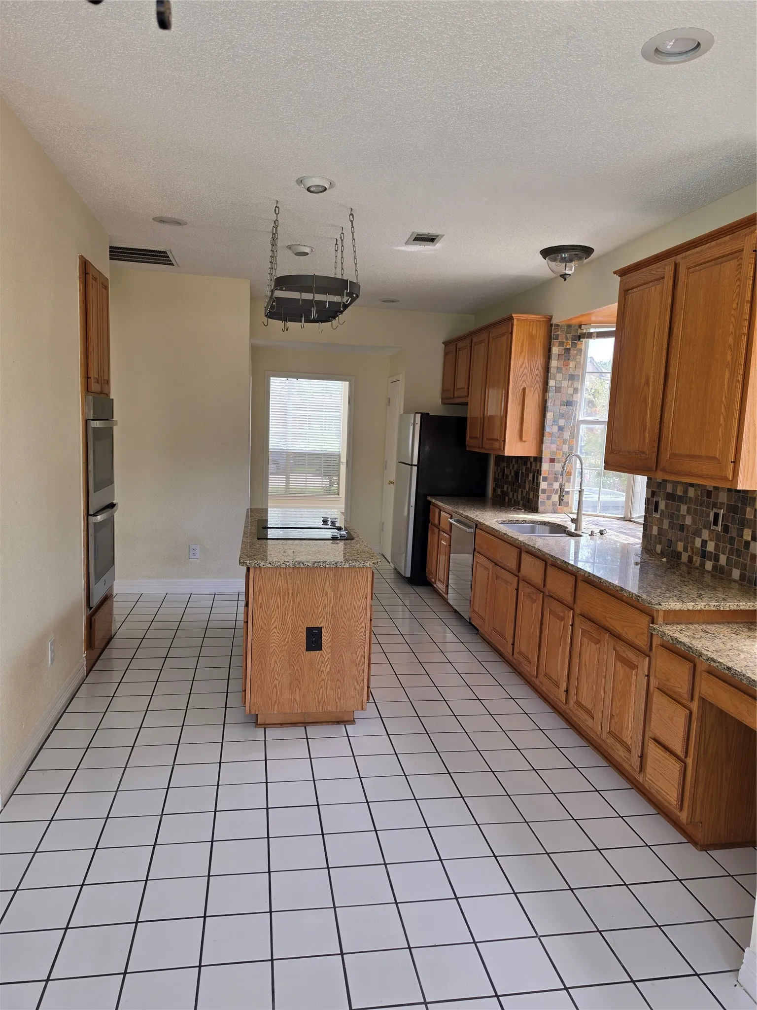 Single Family Residence For Sale in Tarrant County , 2720 Springhill Drive, Grapevine, Texas 76051, 4 Bedroom, 3 Bathroom, 2 Garage spaces, 2,733 Sqft, built in 1991, mls#21335308, Real Estate Agent in Grapevine, Homes For Sale in Tarrant county, Homes For Sale in Grapevine, Realtor in Grapevine Texas, Real Estate Brokerage Independent Realty Texas, Luminita Cordes Realtor