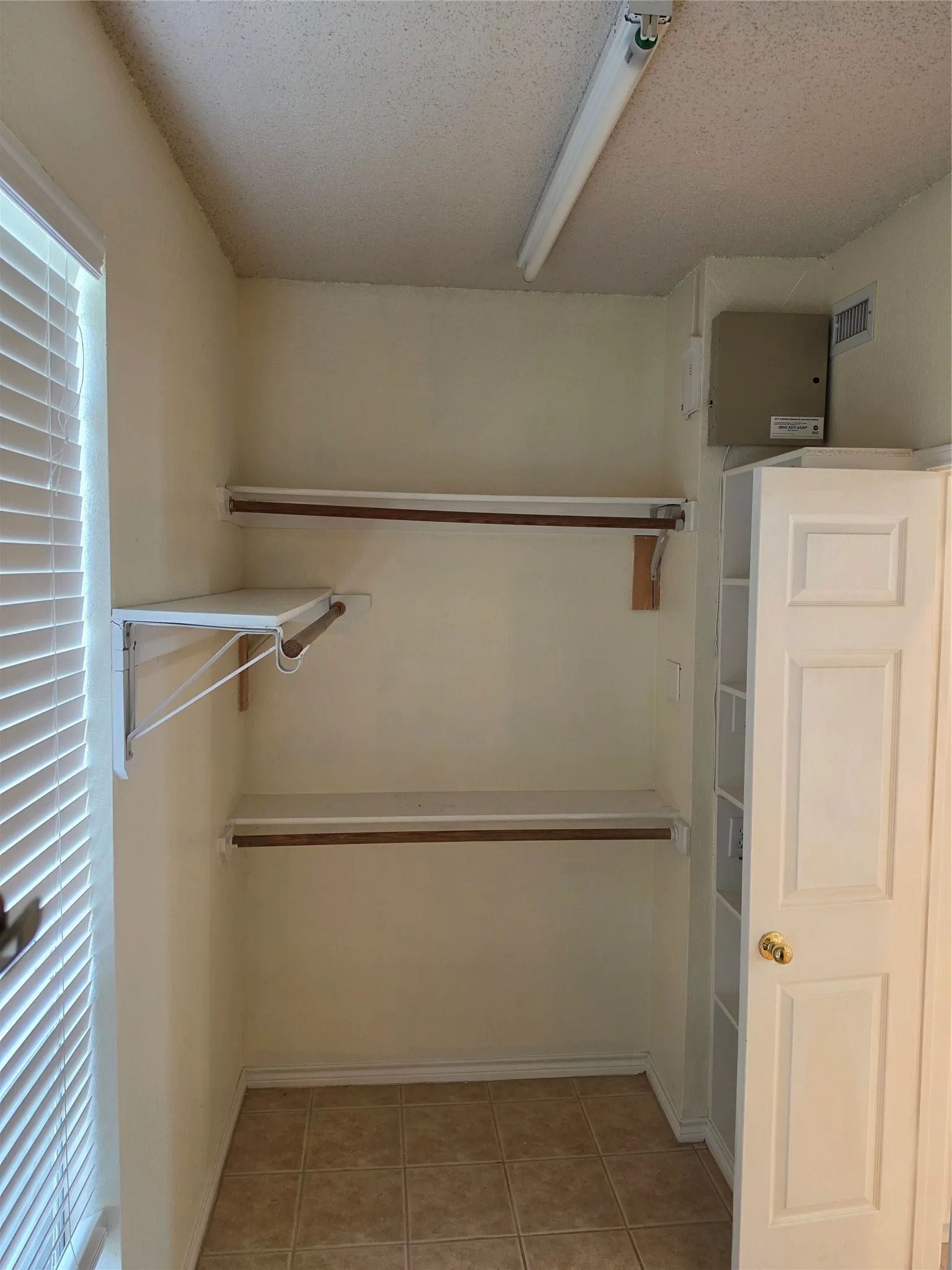 Single Family Residence For Sale in Tarrant County , 2720 Springhill Drive, Grapevine, Texas 76051, 4 Bedroom, 3 Bathroom, 2 Garage spaces, 2,733 Sqft, built in 1991, mls#21335308, Real Estate Agent in Grapevine, Homes For Sale in Tarrant county, Homes For Sale in Grapevine, Realtor in Grapevine Texas, Real Estate Brokerage Independent Realty Texas, Luminita Cordes Realtor