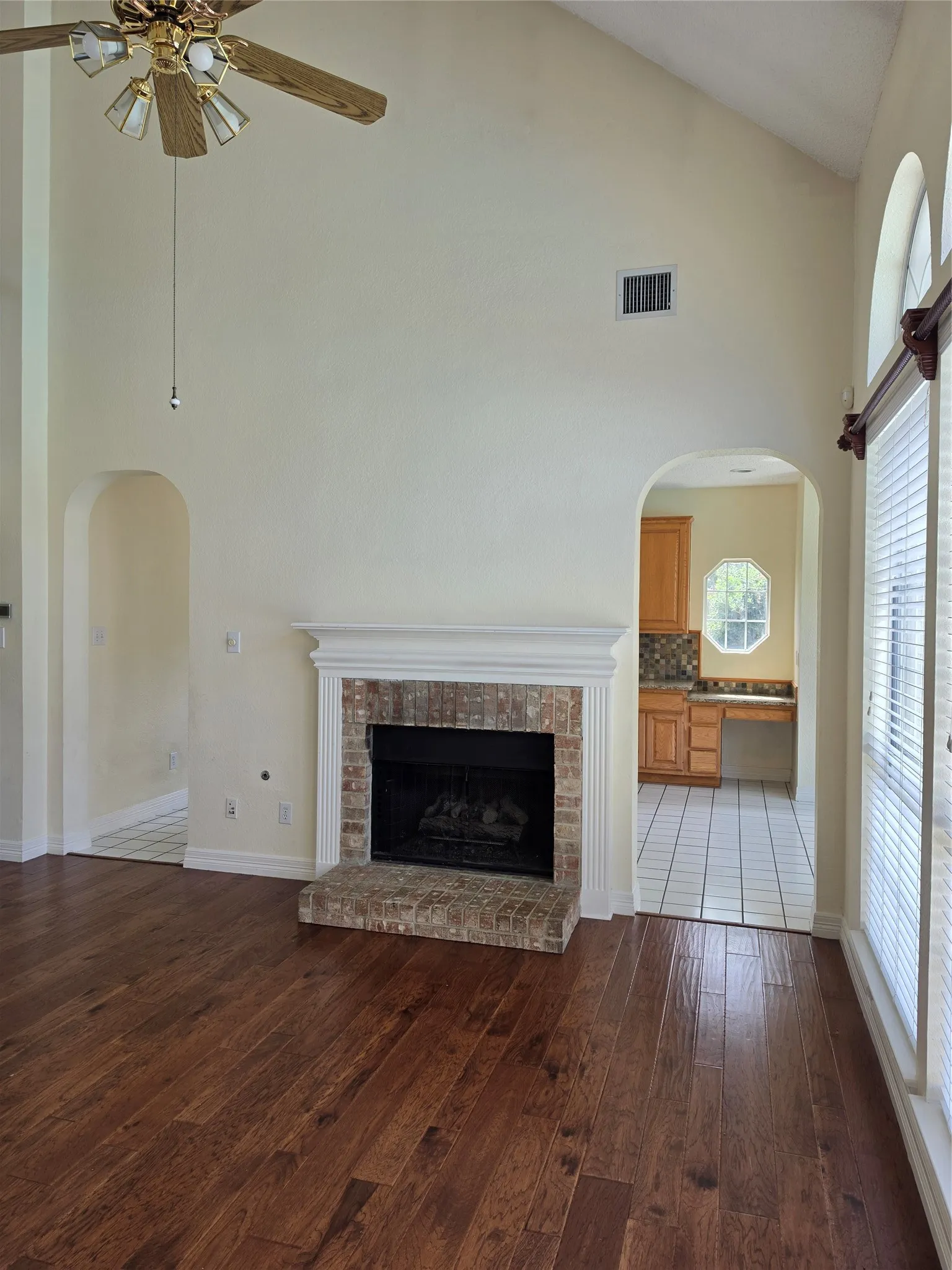 Single Family Residence For Sale in Tarrant County , 2720 Springhill Drive, Grapevine, Texas 76051, 4 Bedroom, 3 Bathroom, 2 Garage spaces, 2,733 Sqft, built in 1991, mls#21335308, Real Estate Agent in Grapevine, Homes For Sale in Tarrant county, Homes For Sale in Grapevine, Realtor in Grapevine Texas, Real Estate Brokerage Independent Realty Texas, Luminita Cordes Realtor