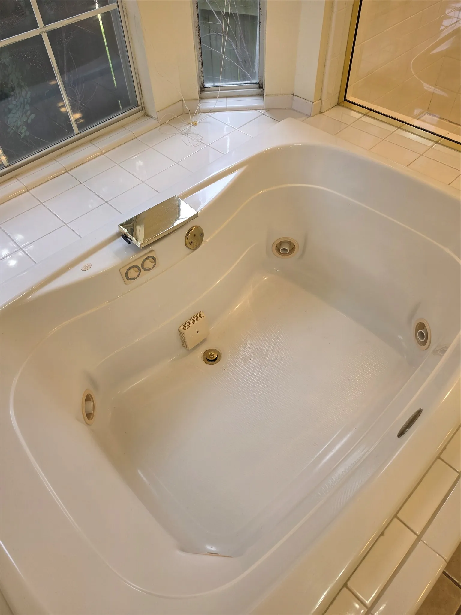 Single Family Residence For Sale in Tarrant County , 2720 Springhill Drive, Grapevine, Texas 76051, 4 Bedroom, 3 Bathroom, 2 Garage spaces, 2,733 Sqft, built in 1991, mls#21335308, Real Estate Agent in Grapevine, Homes For Sale in Tarrant county, Homes For Sale in Grapevine, Realtor in Grapevine Texas, Real Estate Brokerage Independent Realty Texas, Luminita Cordes Realtor