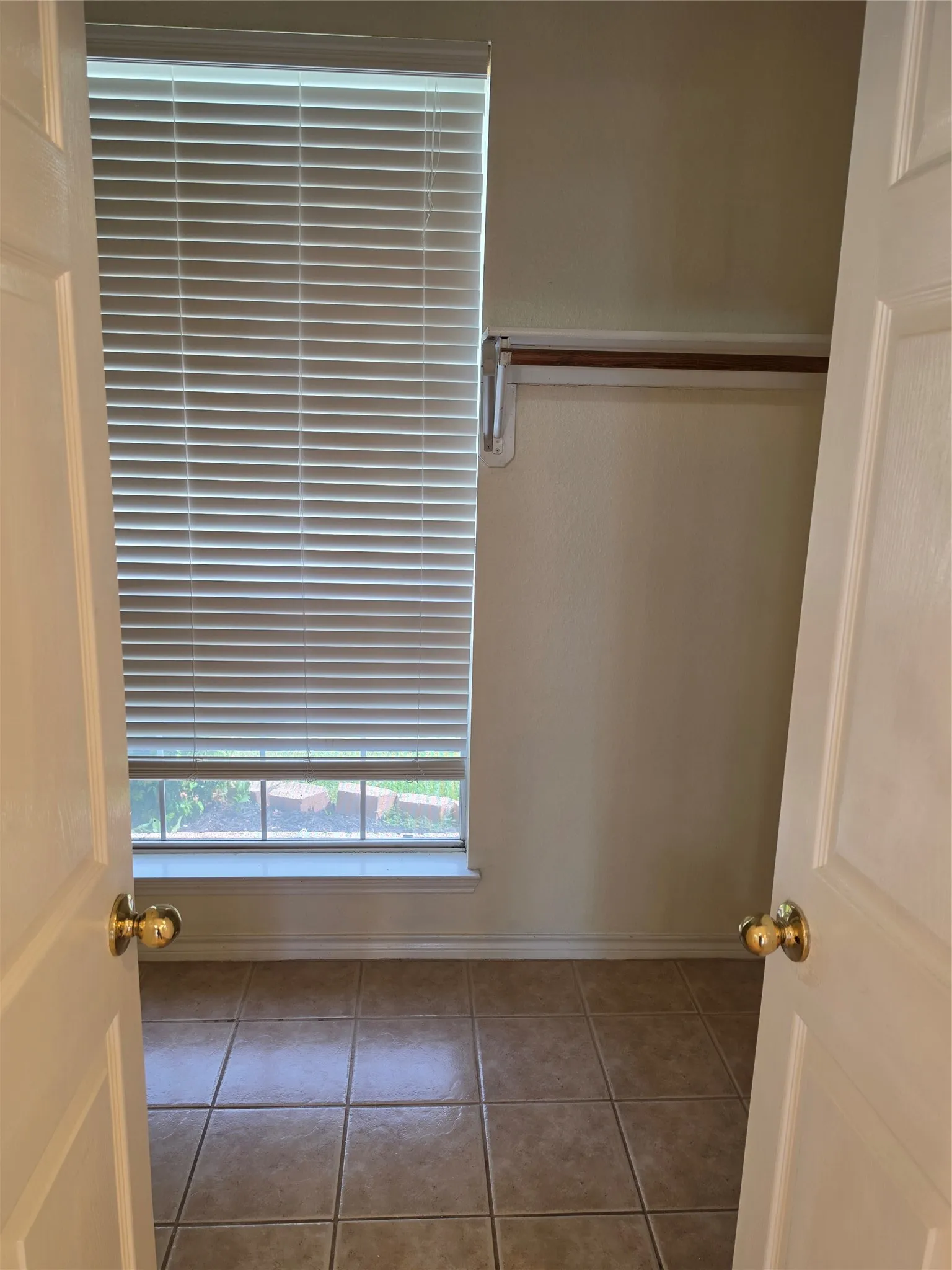 Single Family Residence For Sale in Tarrant County , 2720 Springhill Drive, Grapevine, Texas 76051, 4 Bedroom, 3 Bathroom, 2 Garage spaces, 2,733 Sqft, built in 1991, mls#21335308, Real Estate Agent in Grapevine, Homes For Sale in Tarrant county, Homes For Sale in Grapevine, Realtor in Grapevine Texas, Real Estate Brokerage Independent Realty Texas, Luminita Cordes Realtor