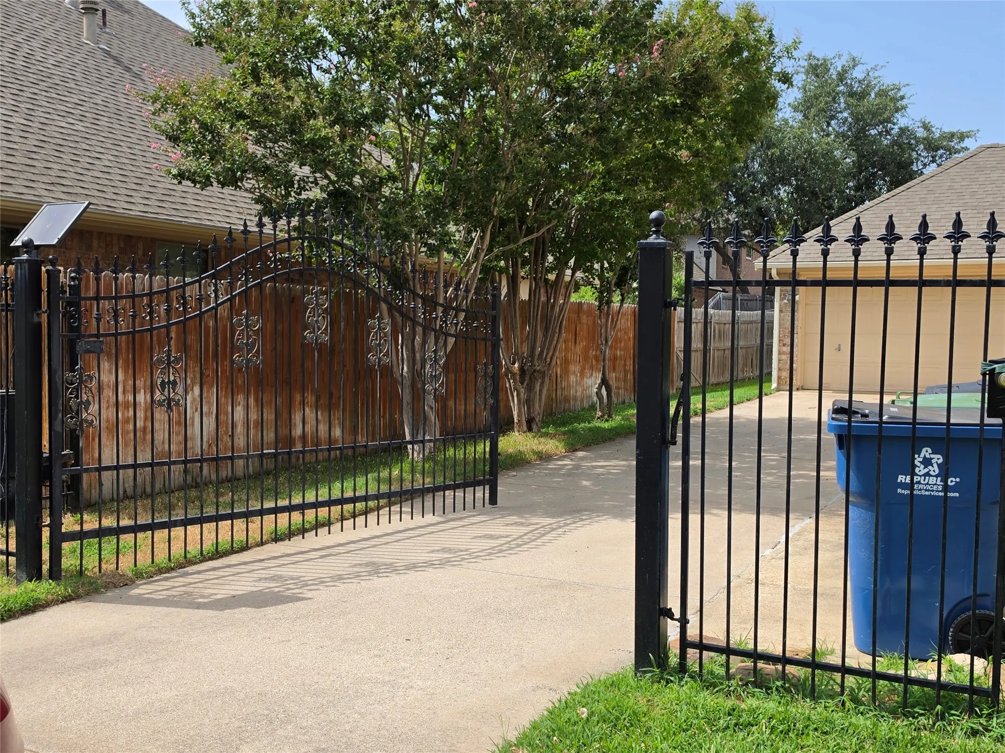 Single Family Residence For Sale in Tarrant County , 2720 Springhill Drive, Grapevine, Texas 76051, 4 Bedroom, 3 Bathroom, 2 Garage spaces, 2,733 Sqft, built in 1991, mls#21335308, Real Estate Agent in Grapevine, Homes For Sale in Tarrant county, Homes For Sale in Grapevine, Realtor in Grapevine Texas, Real Estate Brokerage Independent Realty Texas, Luminita Cordes Realtor