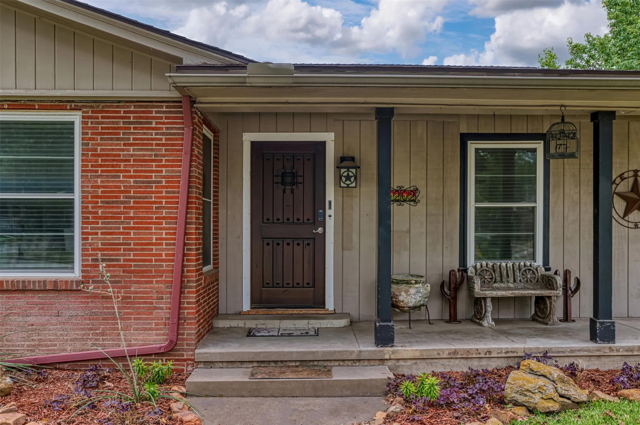 Single Family Residence For Sale in Palo Pinto County , 1202 NW 4th Avenue, Mineral Wells, Texas 76067, 3 Bedroom, 2 Bathroom, 2 Garage spaces, 1,982 Sqft, built in 1952, mls#21335339, Real Estate Agent in Mineral Wells, Homes For Sale in Palo Pinto county, Homes For Sale in Mineral Wells, Realtor in Mineral Wells Texas, Real Estate Brokerage Independent Realty Texas, Luminita Cordes Realtor
