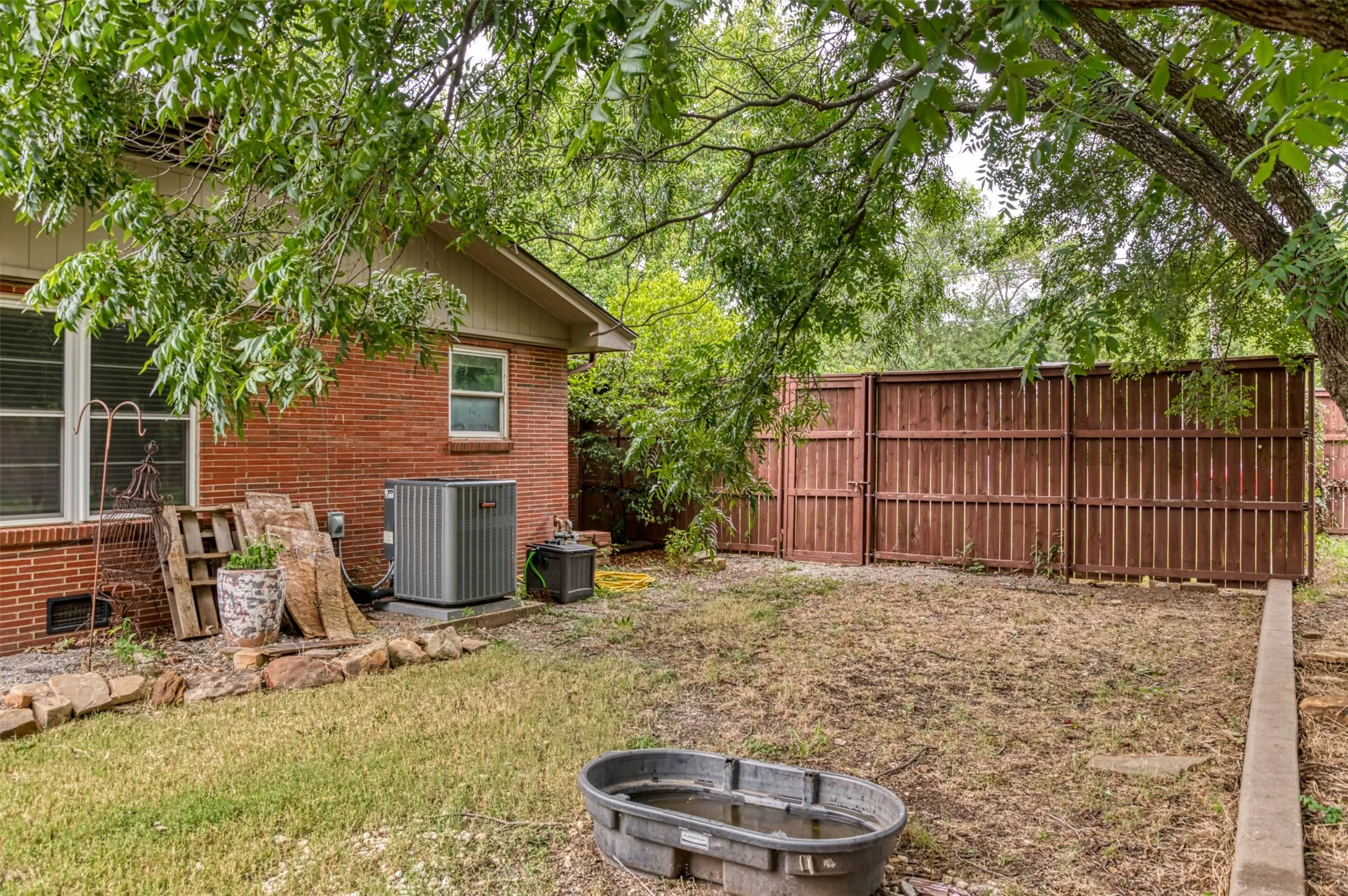 Single Family Residence For Sale in Palo Pinto County , 1202 NW 4th Avenue, Mineral Wells, Texas 76067, 3 Bedroom, 2 Bathroom, 2 Garage spaces, 1,982 Sqft, built in 1952, mls#21335339, Real Estate Agent in Mineral Wells, Homes For Sale in Palo Pinto county, Homes For Sale in Mineral Wells, Realtor in Mineral Wells Texas, Real Estate Brokerage Independent Realty Texas, Luminita Cordes Realtor