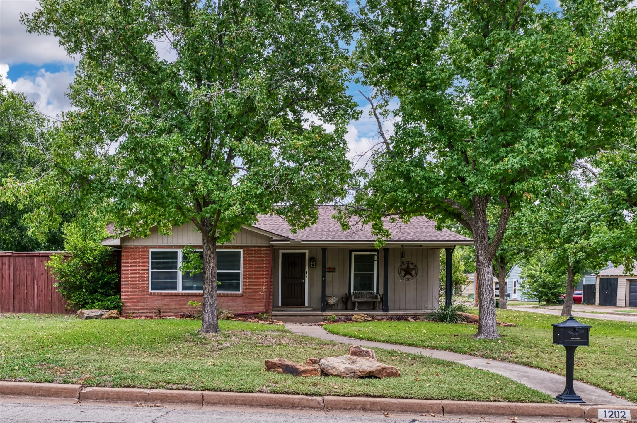 Single Family Residence For Sale in Palo Pinto County , 1202 NW 4th Avenue, Mineral Wells, Texas 76067, 3 Bedroom, 2 Bathroom, 2 Garage spaces, 1,982 Sqft, built in 1952, mls#21335339, Real Estate Agent in Mineral Wells, Homes For Sale in Palo Pinto county, Homes For Sale in Mineral Wells, Realtor in Mineral Wells Texas, Real Estate Brokerage Independent Realty Texas, Luminita Cordes Realtor