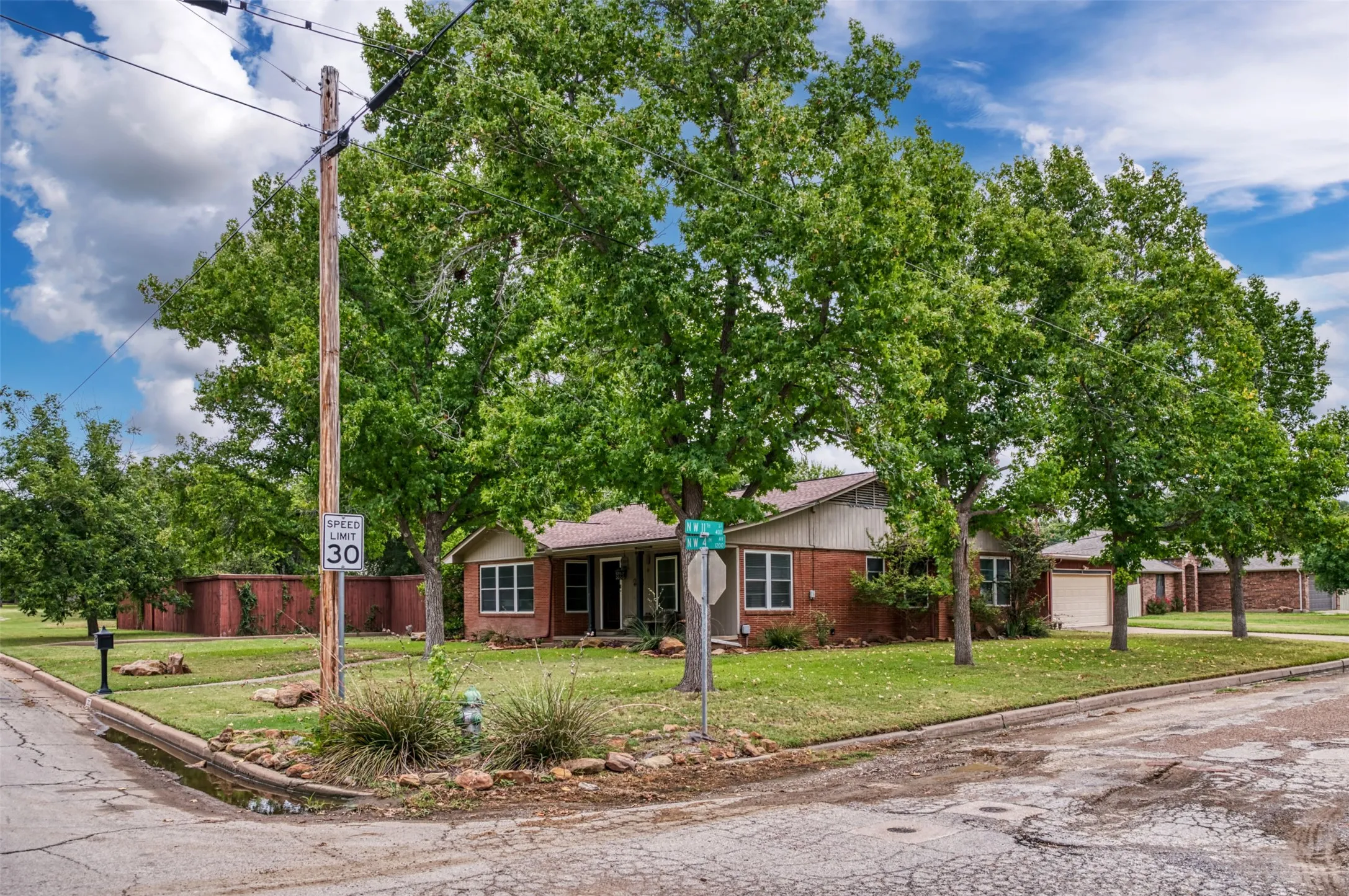 Single Family Residence For Sale in Palo Pinto County , 1202 NW 4th Avenue, Mineral Wells, Texas 76067, 3 Bedroom, 2 Bathroom, 2 Garage spaces, 1,982 Sqft, built in 1952, mls#21335339, Real Estate Agent in Mineral Wells, Homes For Sale in Palo Pinto county, Homes For Sale in Mineral Wells, Realtor in Mineral Wells Texas, Real Estate Brokerage Independent Realty Texas, Luminita Cordes Realtor