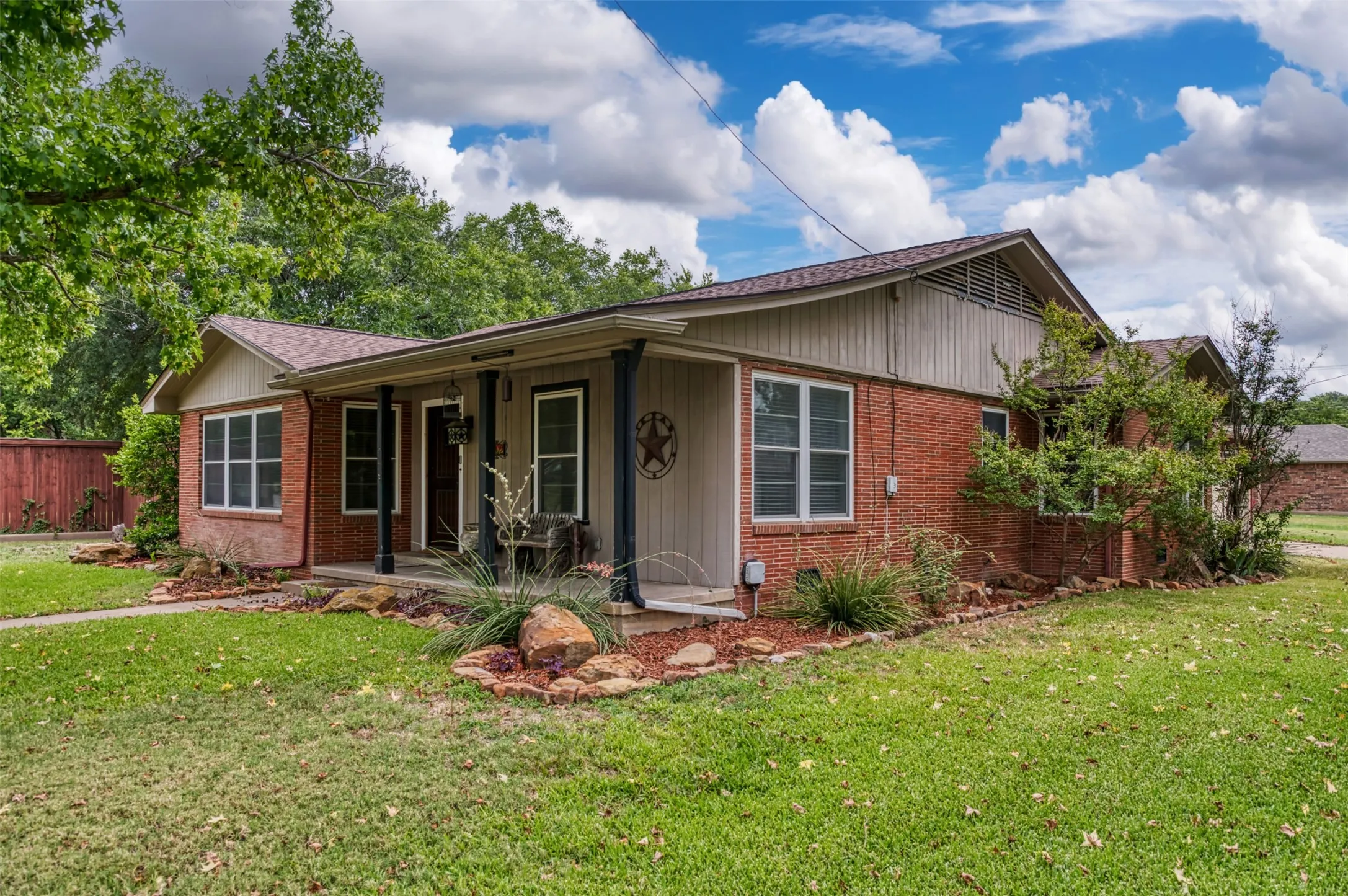 Single Family Residence For Sale in Palo Pinto County , 1202 NW 4th Avenue, Mineral Wells, Texas 76067, 3 Bedroom, 2 Bathroom, 2 Garage spaces, 1,982 Sqft, built in 1952, mls#21335339, Real Estate Agent in Mineral Wells, Homes For Sale in Palo Pinto county, Homes For Sale in Mineral Wells, Realtor in Mineral Wells Texas, Real Estate Brokerage Independent Realty Texas, Luminita Cordes Realtor