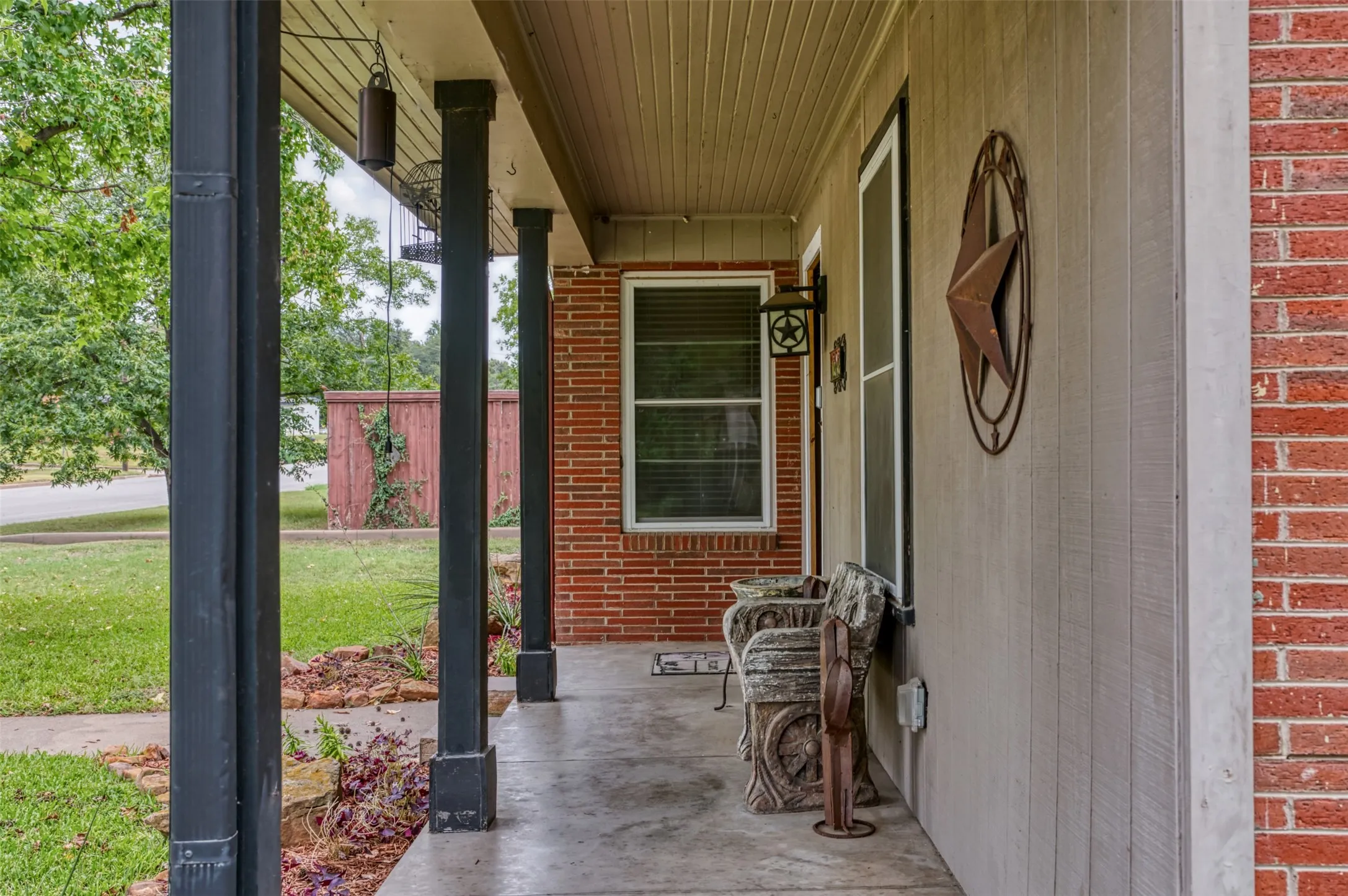 Single Family Residence For Sale in Palo Pinto County , 1202 NW 4th Avenue, Mineral Wells, Texas 76067, 3 Bedroom, 2 Bathroom, 2 Garage spaces, 1,982 Sqft, built in 1952, mls#21335339, Real Estate Agent in Mineral Wells, Homes For Sale in Palo Pinto county, Homes For Sale in Mineral Wells, Realtor in Mineral Wells Texas, Real Estate Brokerage Independent Realty Texas, Luminita Cordes Realtor