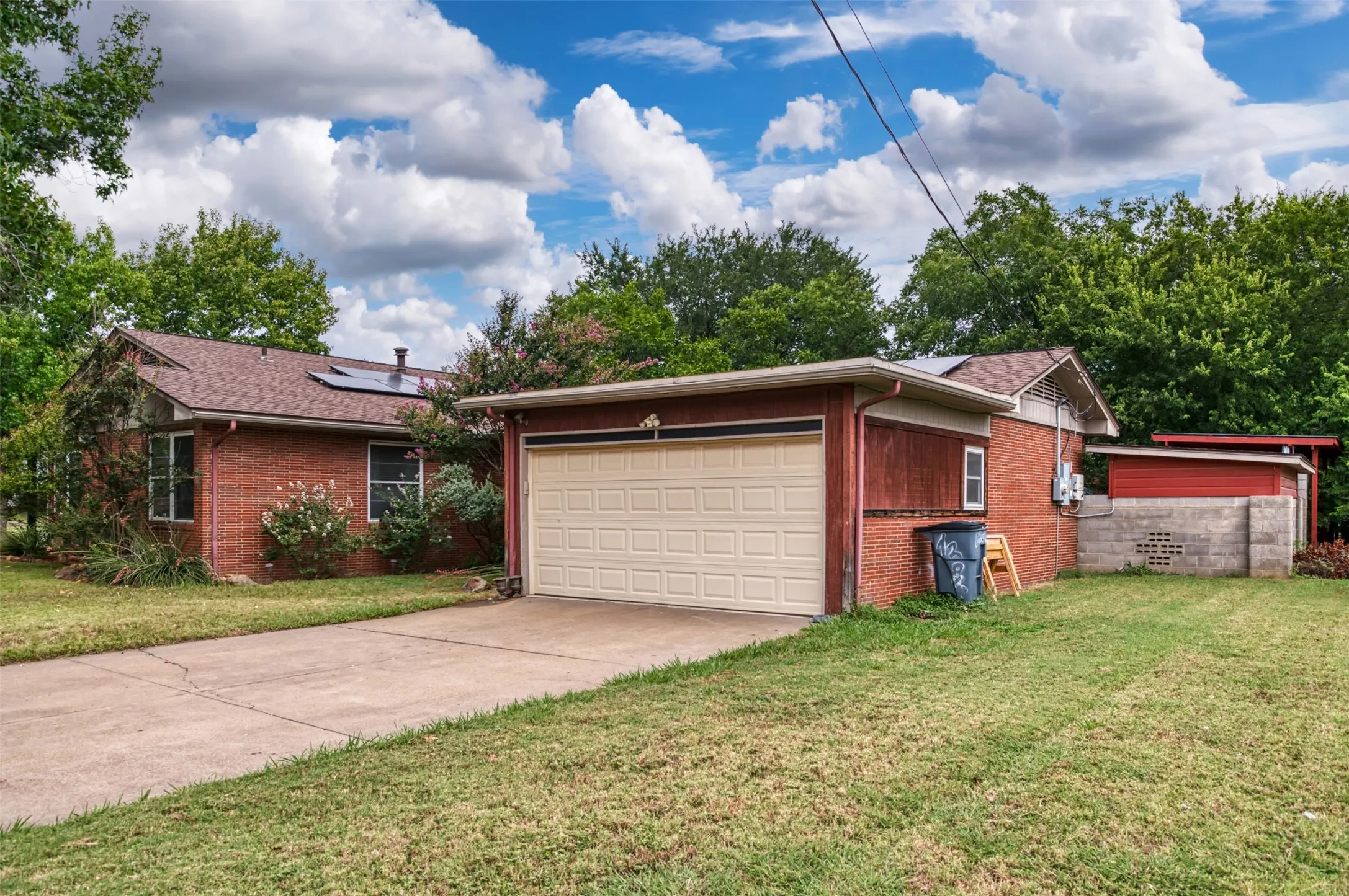 Single Family Residence For Sale in Palo Pinto County , 1202 NW 4th Avenue, Mineral Wells, Texas 76067, 3 Bedroom, 2 Bathroom, 2 Garage spaces, 1,982 Sqft, built in 1952, mls#21335339, Real Estate Agent in Mineral Wells, Homes For Sale in Palo Pinto county, Homes For Sale in Mineral Wells, Realtor in Mineral Wells Texas, Real Estate Brokerage Independent Realty Texas, Luminita Cordes Realtor