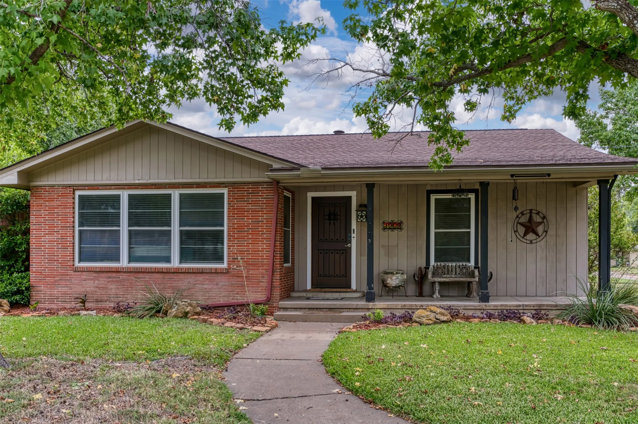 Single Family Residence For Sale in Palo Pinto County , 1202 NW 4th Avenue, Mineral Wells, Texas 76067, 3 Bedroom, 2 Bathroom, 2 Garage spaces, 1,982 Sqft, built in 1952, mls#21335339, Real Estate Agent in Mineral Wells, Homes For Sale in Palo Pinto county, Homes For Sale in Mineral Wells, Realtor in Mineral Wells Texas, Real Estate Brokerage Independent Realty Texas, Luminita Cordes Realtor