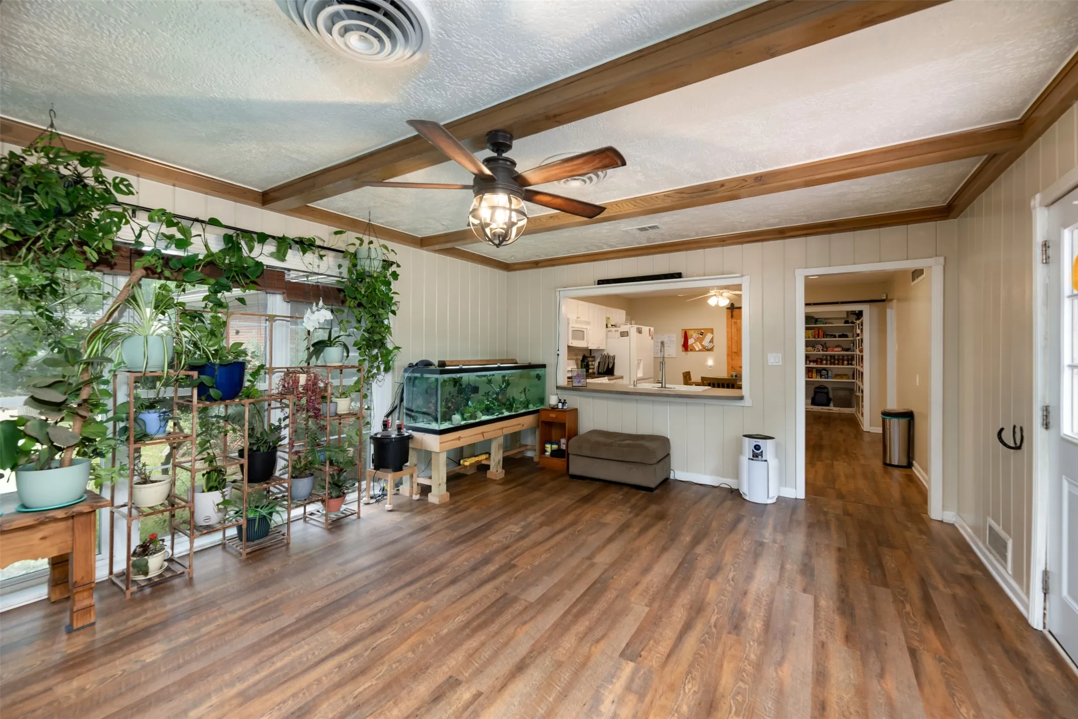 Single Family Residence For Sale in Palo Pinto County , 1202 NW 4th Avenue, Mineral Wells, Texas 76067, 3 Bedroom, 2 Bathroom, 2 Garage spaces, 1,982 Sqft, built in 1952, mls#21335339, Real Estate Agent in Mineral Wells, Homes For Sale in Palo Pinto county, Homes For Sale in Mineral Wells, Realtor in Mineral Wells Texas, Real Estate Brokerage Independent Realty Texas, Luminita Cordes Realtor
