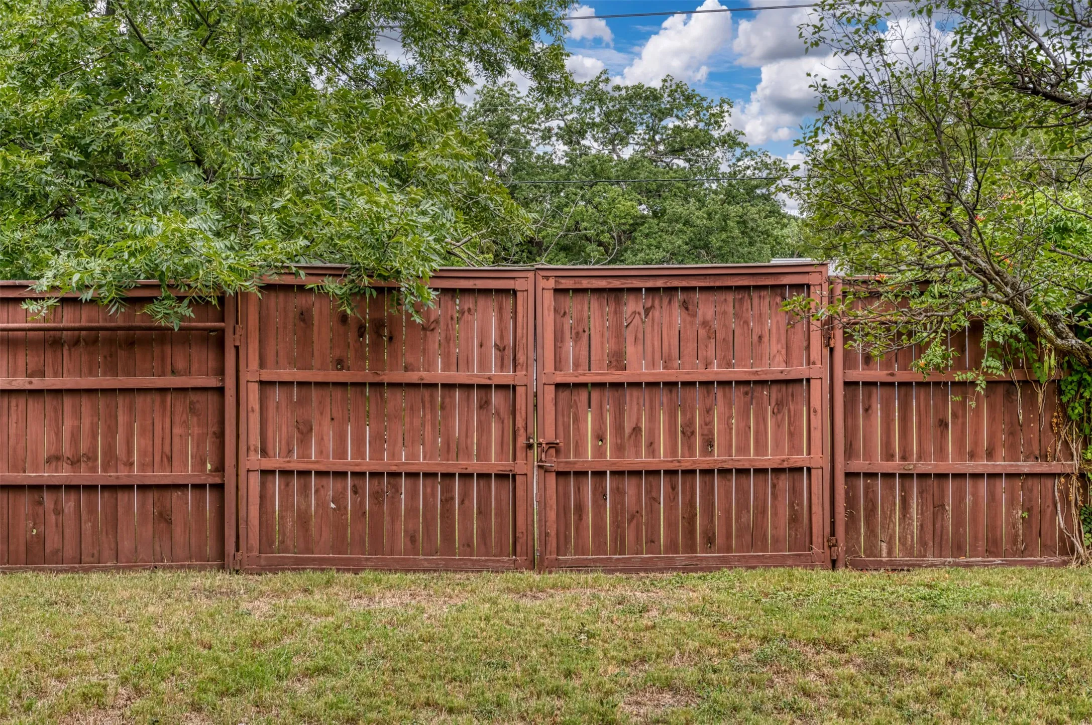 Single Family Residence For Sale in Palo Pinto County , 1202 NW 4th Avenue, Mineral Wells, Texas 76067, 3 Bedroom, 2 Bathroom, 2 Garage spaces, 1,982 Sqft, built in 1952, mls#21335339, Real Estate Agent in Mineral Wells, Homes For Sale in Palo Pinto county, Homes For Sale in Mineral Wells, Realtor in Mineral Wells Texas, Real Estate Brokerage Independent Realty Texas, Luminita Cordes Realtor