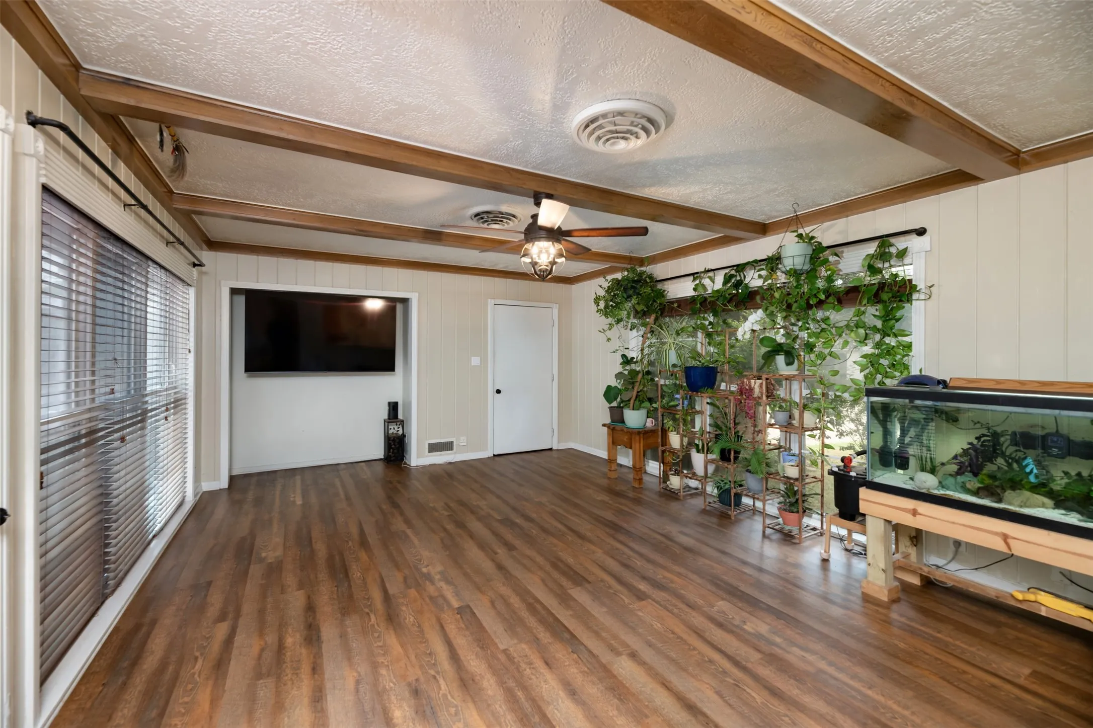 Single Family Residence For Sale in Palo Pinto County , 1202 NW 4th Avenue, Mineral Wells, Texas 76067, 3 Bedroom, 2 Bathroom, 2 Garage spaces, 1,982 Sqft, built in 1952, mls#21335339, Real Estate Agent in Mineral Wells, Homes For Sale in Palo Pinto county, Homes For Sale in Mineral Wells, Realtor in Mineral Wells Texas, Real Estate Brokerage Independent Realty Texas, Luminita Cordes Realtor