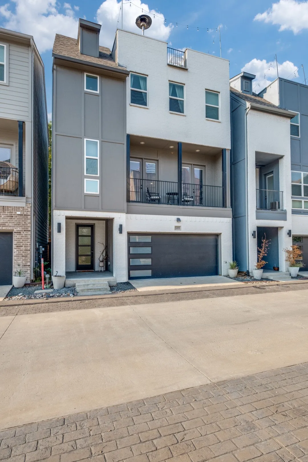 Single Family Residence For Rent in Dallas County , 1450 Elevado Drive, Dallas, Texas 75212, 3 Bedroom, 4 Bathroom, 2 Garage spaces, 2,237 Sqft, built in 2020, mls#21333145, Real Estate Agent in Dallas, Homes For Rent in Dallas county, Homes For Rent in Dallas, Realtor in Dallas Texas, Real Estate Brokerage Independent Realty Texas, Luminita Cordes Realtor