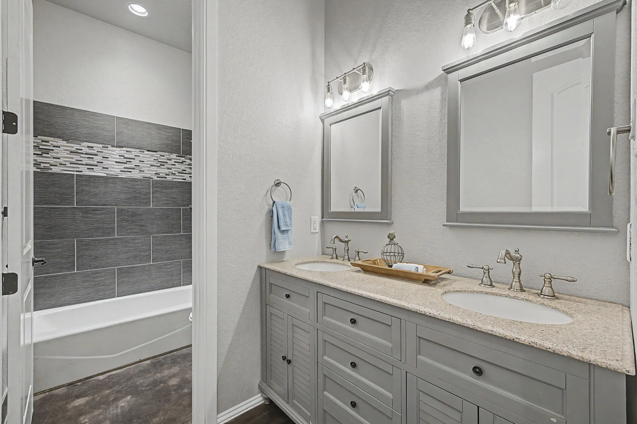 Full secondary bath conveniently located near the main-level bedrooms.