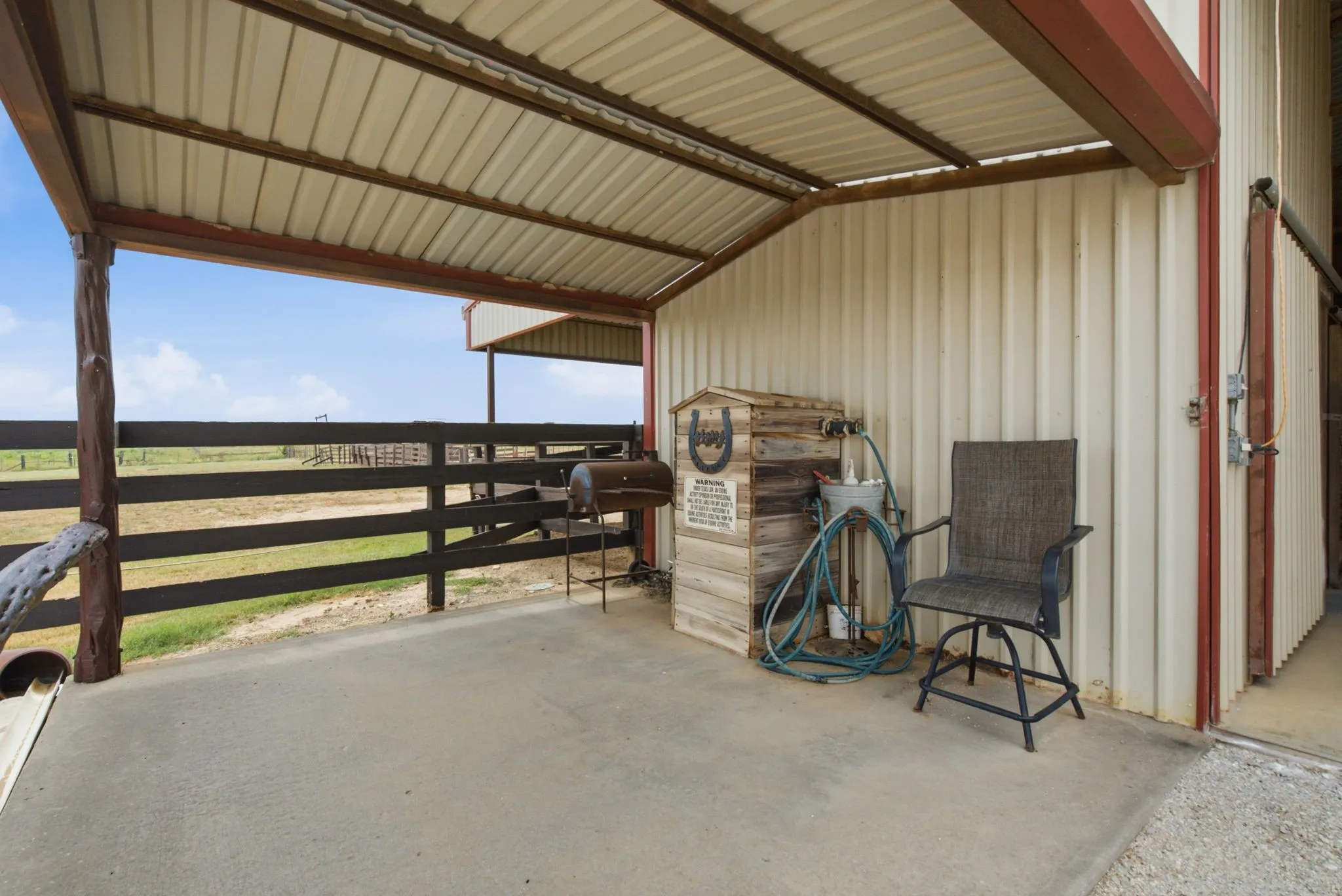 Single Family Residence For Sale in Denton County , 1590 Lawlis Lane, Sanger, Texas 76266, 2 Bedrooms, 2 Bathrooms, Garage spaces, 1,706 Sqft, built in 2002, Price $875,000, mls#21335711, Real Estate Agent in Sanger, Homes For Sale in Denton county, Homes For Sale in Sanger, Realtor in Sanger Texas, Real Estate Brokerage Independent Realty Texas, Luminita Cordes Realtor