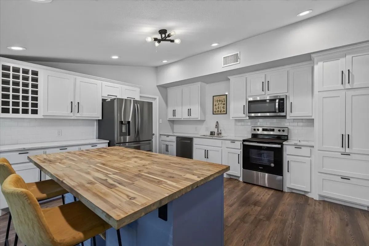Single Family Residence For Sale in Henderson County , 127 Pinnacle Club Drive, Mabank, Texas 75156, 3 Bedroom, 3 Bathroom, 2 Garage spaces, 2,062 Sqft, built in 1989, Price $449,000, mls#21335584, Real Estate Agent in Mabank, Homes For Sale in Henderson county, Homes For Sale in Mabank, Realtor in Mabank Texas, Real Estate Brokerage Independent Realty Texas, Luminita Cordes Realtor