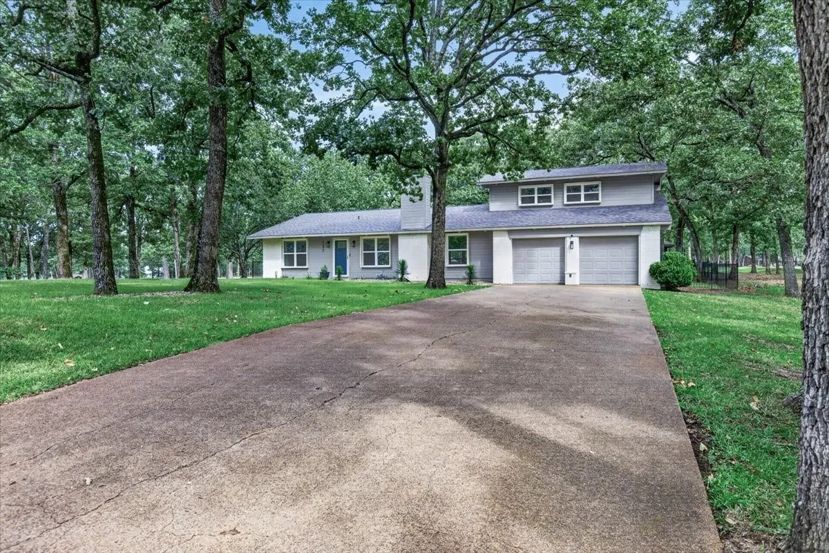 Single Family Residence For Sale in Henderson County , 127 Pinnacle Club Drive, Mabank, Texas 75156, 3 Bedroom, 3 Bathroom, 2 Garage spaces, 2,062 Sqft, built in 1989, Price $449,000, mls#21335584, Real Estate Agent in Mabank, Homes For Sale in Henderson county, Homes For Sale in Mabank, Realtor in Mabank Texas, Real Estate Brokerage Independent Realty Texas, Luminita Cordes Realtor