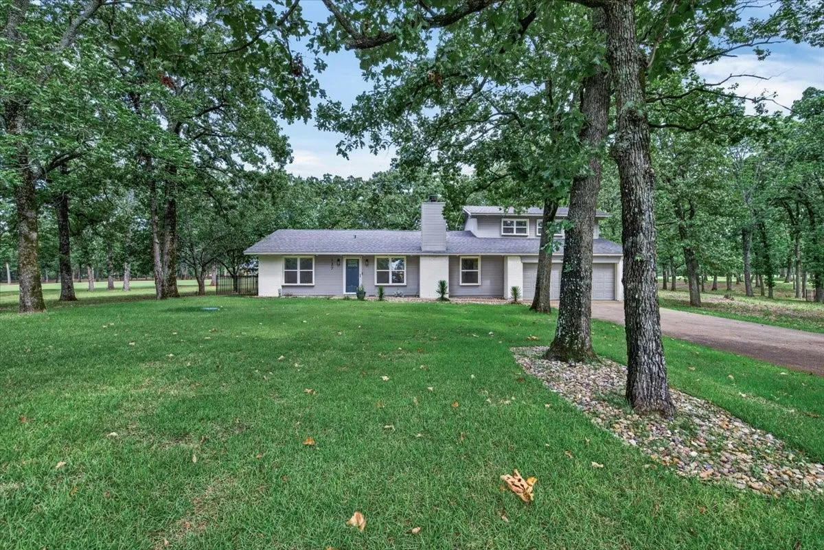 Single Family Residence For Sale in Henderson County , 127 Pinnacle Club Drive, Mabank, Texas 75156, 3 Bedroom, 3 Bathroom, 2 Garage spaces, 2,062 Sqft, built in 1989, Price $449,000, mls#21335584, Real Estate Agent in Mabank, Homes For Sale in Henderson county, Homes For Sale in Mabank, Realtor in Mabank Texas, Real Estate Brokerage Independent Realty Texas, Luminita Cordes Realtor