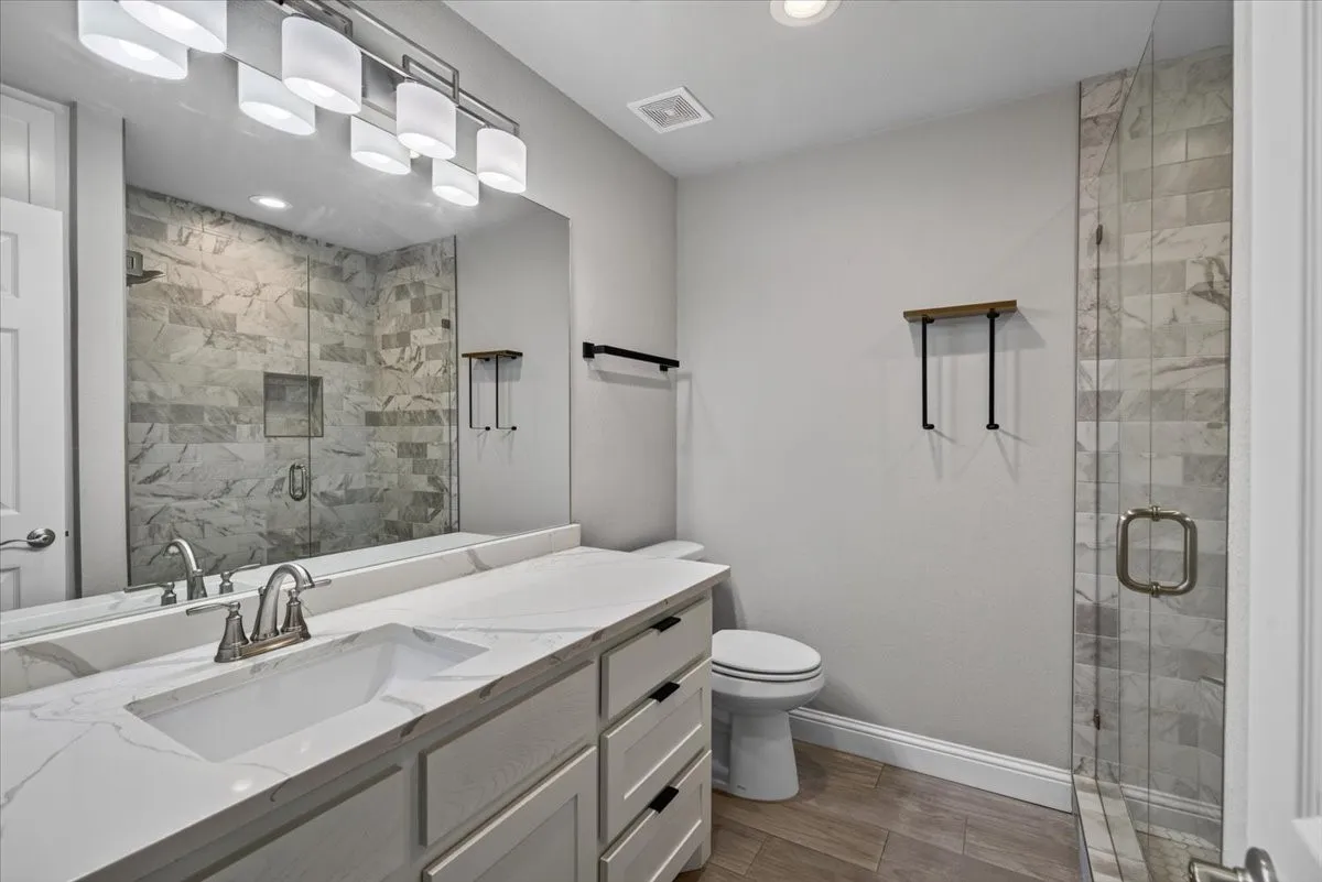 Single Family Residence For Sale in Henderson County , 127 Pinnacle Club Drive, Mabank, Texas 75156, 3 Bedroom, 3 Bathroom, 2 Garage spaces, 2,062 Sqft, built in 1989, Price $449,000, mls#21335584, Real Estate Agent in Mabank, Homes For Sale in Henderson county, Homes For Sale in Mabank, Realtor in Mabank Texas, Real Estate Brokerage Independent Realty Texas, Luminita Cordes Realtor