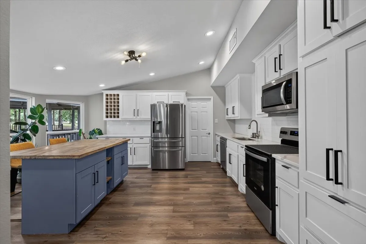 Single Family Residence For Sale in Henderson County , 127 Pinnacle Club Drive, Mabank, Texas 75156, 3 Bedroom, 3 Bathroom, 2 Garage spaces, 2,062 Sqft, built in 1989, Price $449,000, mls#21335584, Real Estate Agent in Mabank, Homes For Sale in Henderson county, Homes For Sale in Mabank, Realtor in Mabank Texas, Real Estate Brokerage Independent Realty Texas, Luminita Cordes Realtor