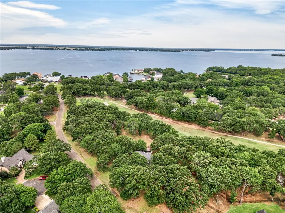Single Family Residence For Sale in Henderson County , 127 Pinnacle Club Drive, Mabank, Texas 75156, 3 Bedroom, 3 Bathroom, 2 Garage spaces, 2,062 Sqft, built in 1989, Price $449,000, mls#21335584, Real Estate Agent in Mabank, Homes For Sale in Henderson county, Homes For Sale in Mabank, Realtor in Mabank Texas, Real Estate Brokerage Independent Realty Texas, Luminita Cordes Realtor
