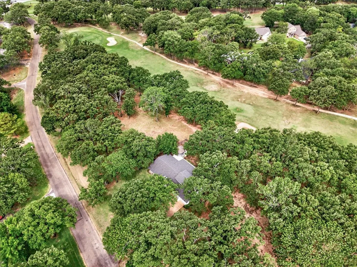 Single Family Residence For Sale in Henderson County , 127 Pinnacle Club Drive, Mabank, Texas 75156, 3 Bedroom, 3 Bathroom, 2 Garage spaces, 2,062 Sqft, built in 1989, Price $449,000, mls#21335584, Real Estate Agent in Mabank, Homes For Sale in Henderson county, Homes For Sale in Mabank, Realtor in Mabank Texas, Real Estate Brokerage Independent Realty Texas, Luminita Cordes Realtor