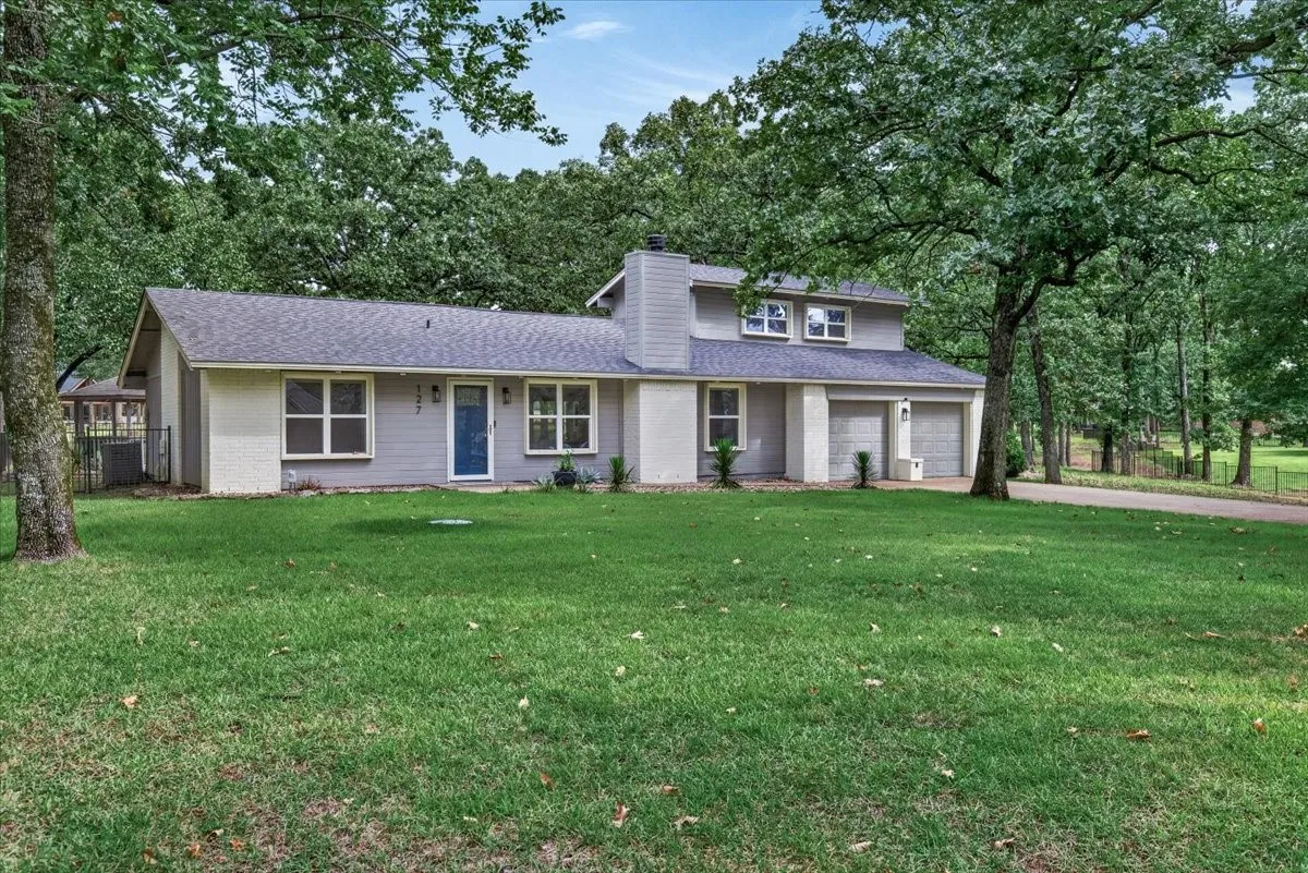 Single Family Residence For Sale in Henderson County , 127 Pinnacle Club Drive, Mabank, Texas 75156, 3 Bedroom, 3 Bathroom, 2 Garage spaces, 2,062 Sqft, built in 1989, Price $449,000, mls#21335584, Real Estate Agent in Mabank, Homes For Sale in Henderson county, Homes For Sale in Mabank, Realtor in Mabank Texas, Real Estate Brokerage Independent Realty Texas, Luminita Cordes Realtor