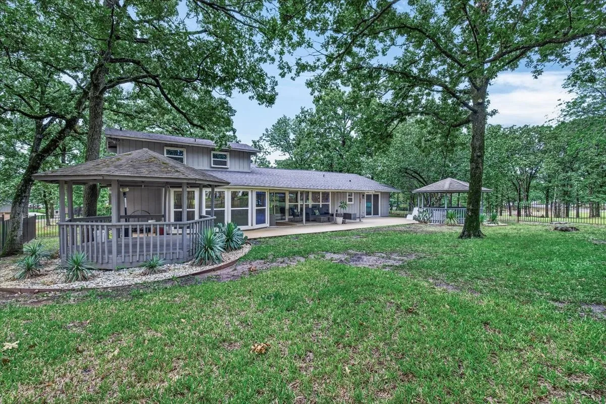 Single Family Residence For Sale in Henderson County , 127 Pinnacle Club Drive, Mabank, Texas 75156, 3 Bedroom, 3 Bathroom, 2 Garage spaces, 2,062 Sqft, built in 1989, Price $449,000, mls#21335584, Real Estate Agent in Mabank, Homes For Sale in Henderson county, Homes For Sale in Mabank, Realtor in Mabank Texas, Real Estate Brokerage Independent Realty Texas, Luminita Cordes Realtor