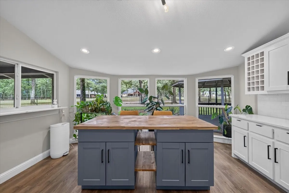Single Family Residence For Sale in Henderson County , 127 Pinnacle Club Drive, Mabank, Texas 75156, 3 Bedroom, 3 Bathroom, 2 Garage spaces, 2,062 Sqft, built in 1989, Price $449,000, mls#21335584, Real Estate Agent in Mabank, Homes For Sale in Henderson county, Homes For Sale in Mabank, Realtor in Mabank Texas, Real Estate Brokerage Independent Realty Texas, Luminita Cordes Realtor