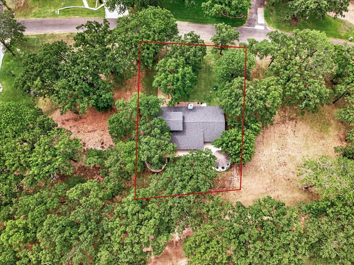 Single Family Residence For Sale in Henderson County , 127 Pinnacle Club Drive, Mabank, Texas 75156, 3 Bedroom, 3 Bathroom, 2 Garage spaces, 2,062 Sqft, built in 1989, Price $449,000, mls#21335584, Real Estate Agent in Mabank, Homes For Sale in Henderson county, Homes For Sale in Mabank, Realtor in Mabank Texas, Real Estate Brokerage Independent Realty Texas, Luminita Cordes Realtor