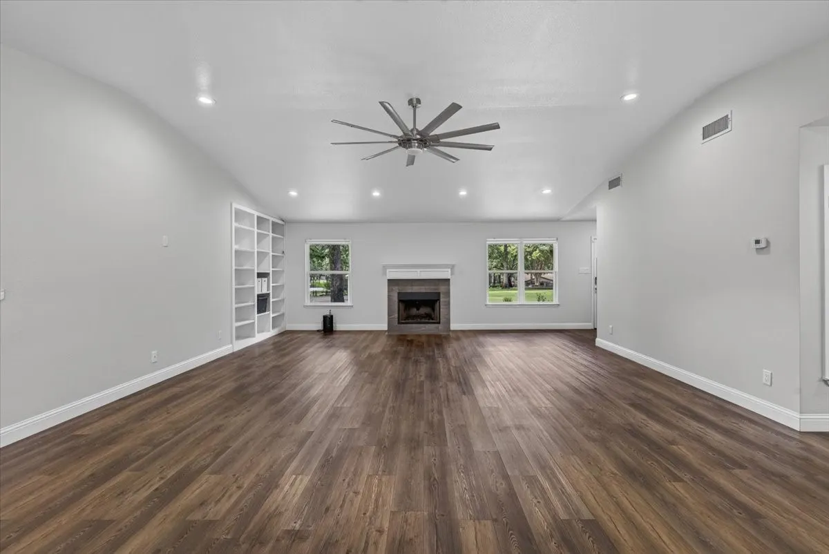 Single Family Residence For Sale in Henderson County , 127 Pinnacle Club Drive, Mabank, Texas 75156, 3 Bedroom, 3 Bathroom, 2 Garage spaces, 2,062 Sqft, built in 1989, Price $449,000, mls#21335584, Real Estate Agent in Mabank, Homes For Sale in Henderson county, Homes For Sale in Mabank, Realtor in Mabank Texas, Real Estate Brokerage Independent Realty Texas, Luminita Cordes Realtor