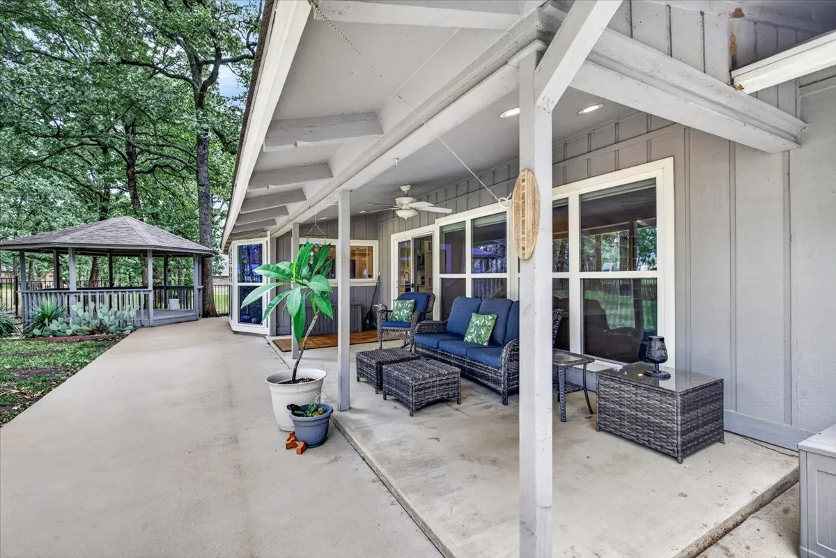 Single Family Residence For Sale in Henderson County , 127 Pinnacle Club Drive, Mabank, Texas 75156, 3 Bedroom, 3 Bathroom, 2 Garage spaces, 2,062 Sqft, built in 1989, Price $449,000, mls#21335584, Real Estate Agent in Mabank, Homes For Sale in Henderson county, Homes For Sale in Mabank, Realtor in Mabank Texas, Real Estate Brokerage Independent Realty Texas, Luminita Cordes Realtor