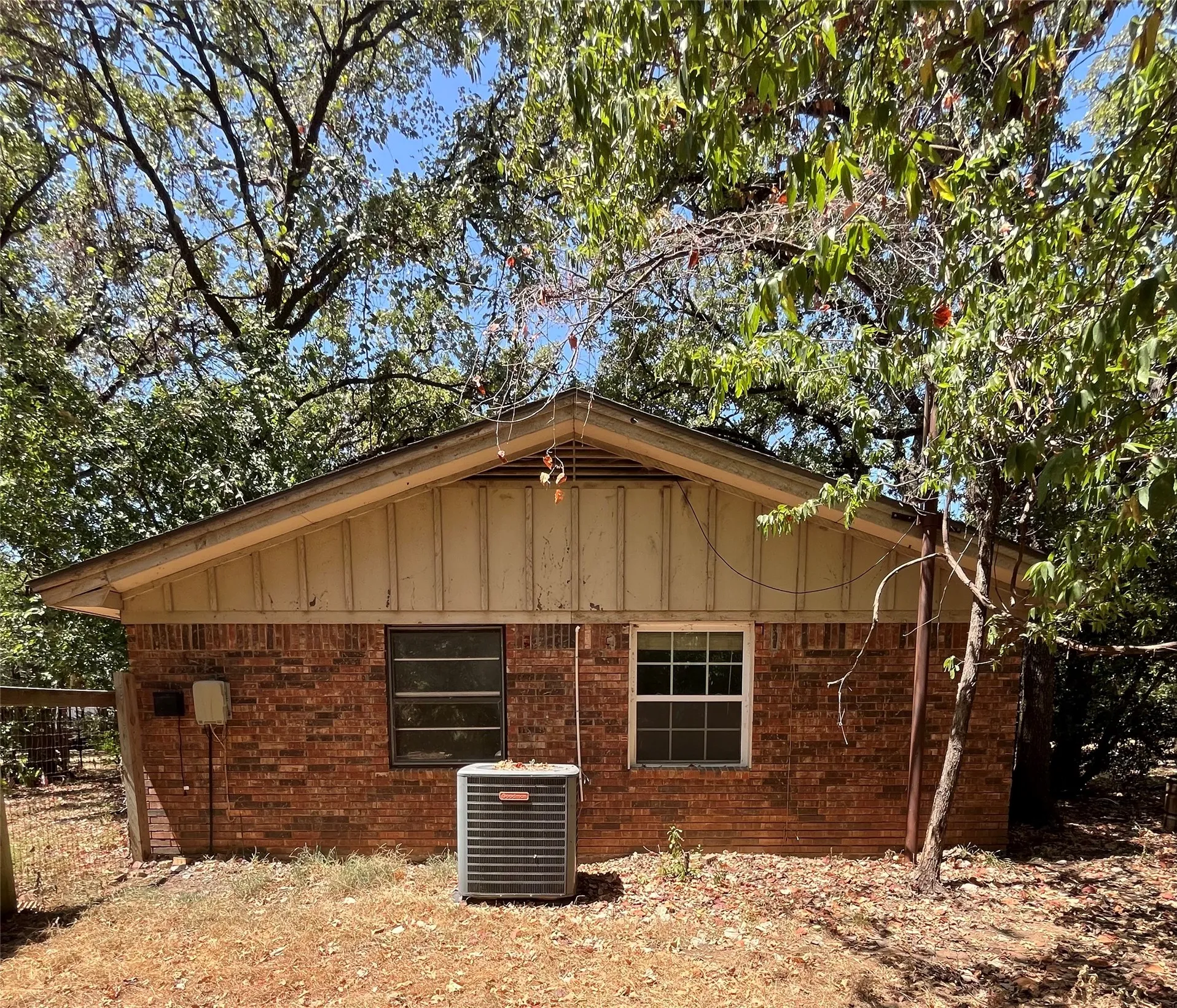 Single Family Residence For Sale in Tarrant County , 2320 Los Robles Drive, Grapevine, Texas 76051, 3 Bedroom, 2 Bathroom, 2 Garage spaces, 1,734 Sqft, built in 1968, mls#21326366, Real Estate Agent in Grapevine, Homes For Sale in Tarrant county, Homes For Sale in Grapevine, Realtor in Grapevine Texas, Real Estate Brokerage Independent Realty Texas, Luminita Cordes Realtor