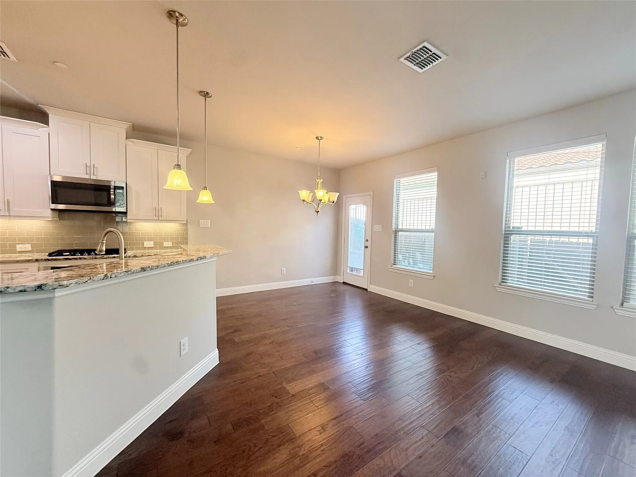 Townhouse For Rent in Collin County , 6300 Hermosa Drive, Plano, Texas 75024, 3 Bedroom, 3 Bathroom, 2 Garage spaces, 1,911 Sqft, built in 2016, mls#21335068, Real Estate Agent in Plano, Homes For Rent in Collin county, Homes For Rent in Plano, Realtor in Plano Texas, Real Estate Brokerage Independent Realty Texas, Luminita Cordes Realtor