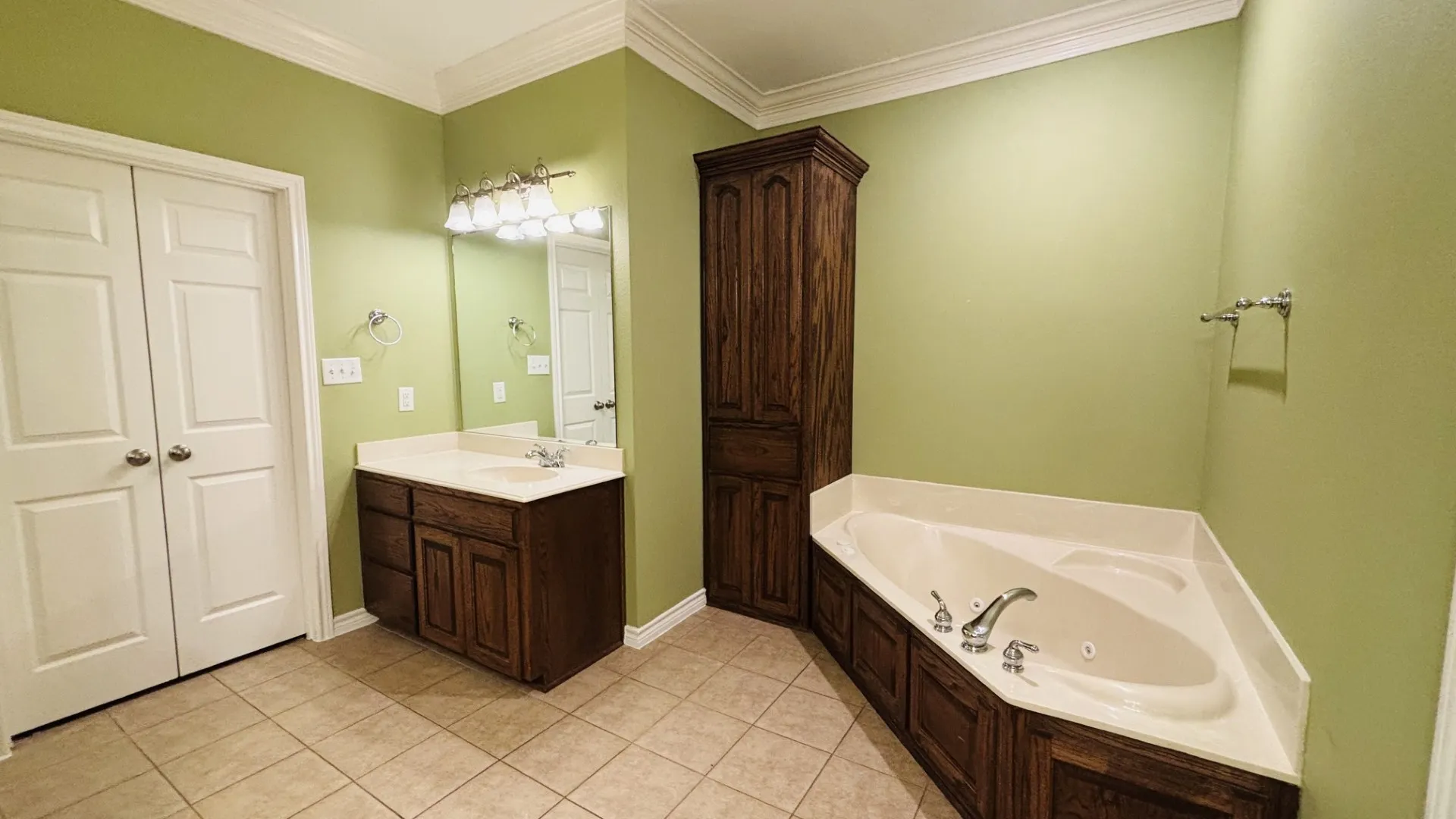 Unwind in the refreshing, jetted tub.