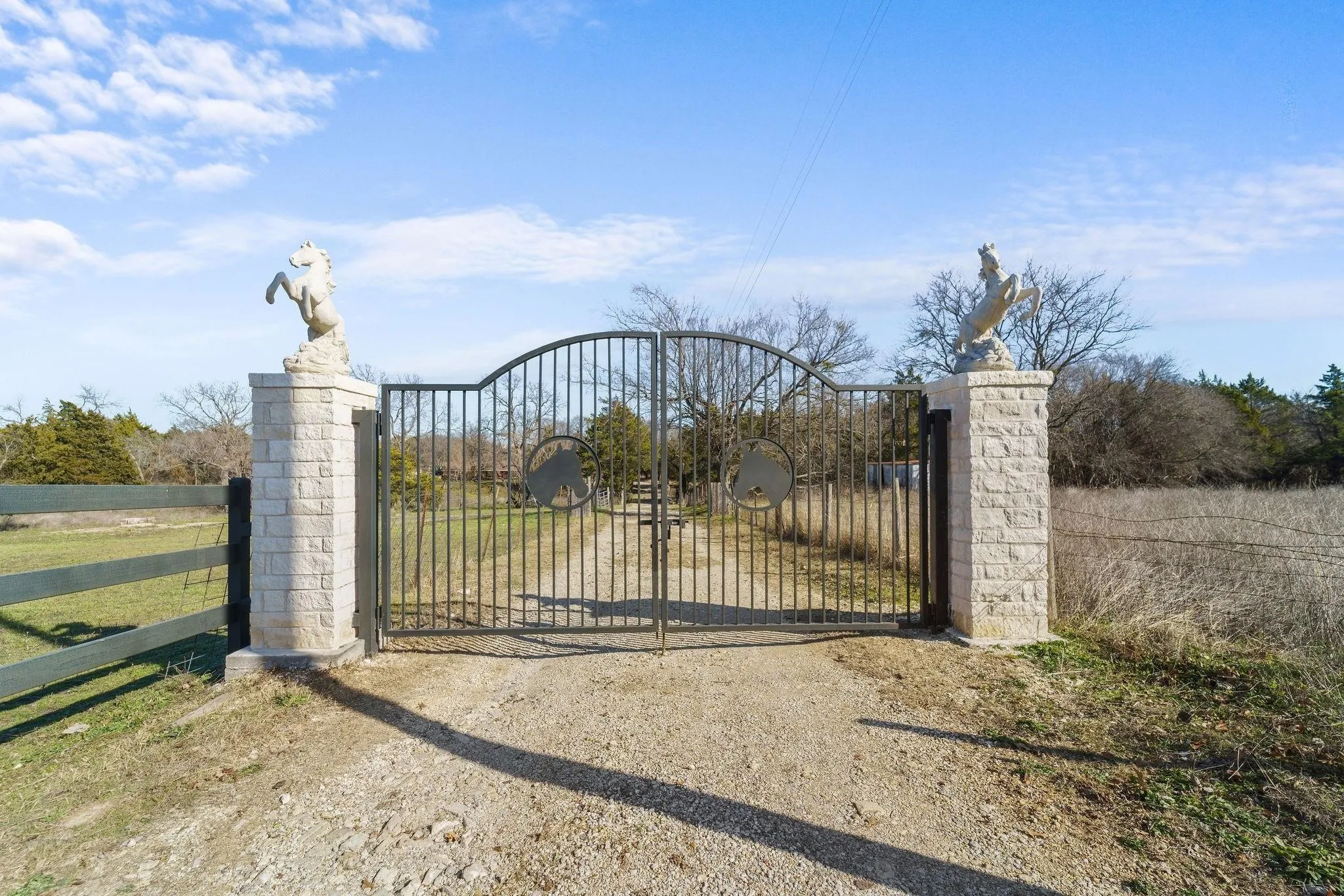 Single Family Residence For Sale in Dallas County , 1006 S Clark Road, Cedar Hill, Texas 75104, 3 Bedroom, 2 Bathroom, 2 Garage spaces, 1,500 Sqft, built in 1973, mls#21335738, Real Estate Agent in Cedar Hill, Homes For Sale in Dallas county, Homes For Sale in Cedar Hill, Realtor in Cedar Hill Texas, Real Estate Brokerage Independent Realty Texas, Luminita Cordes Realtor