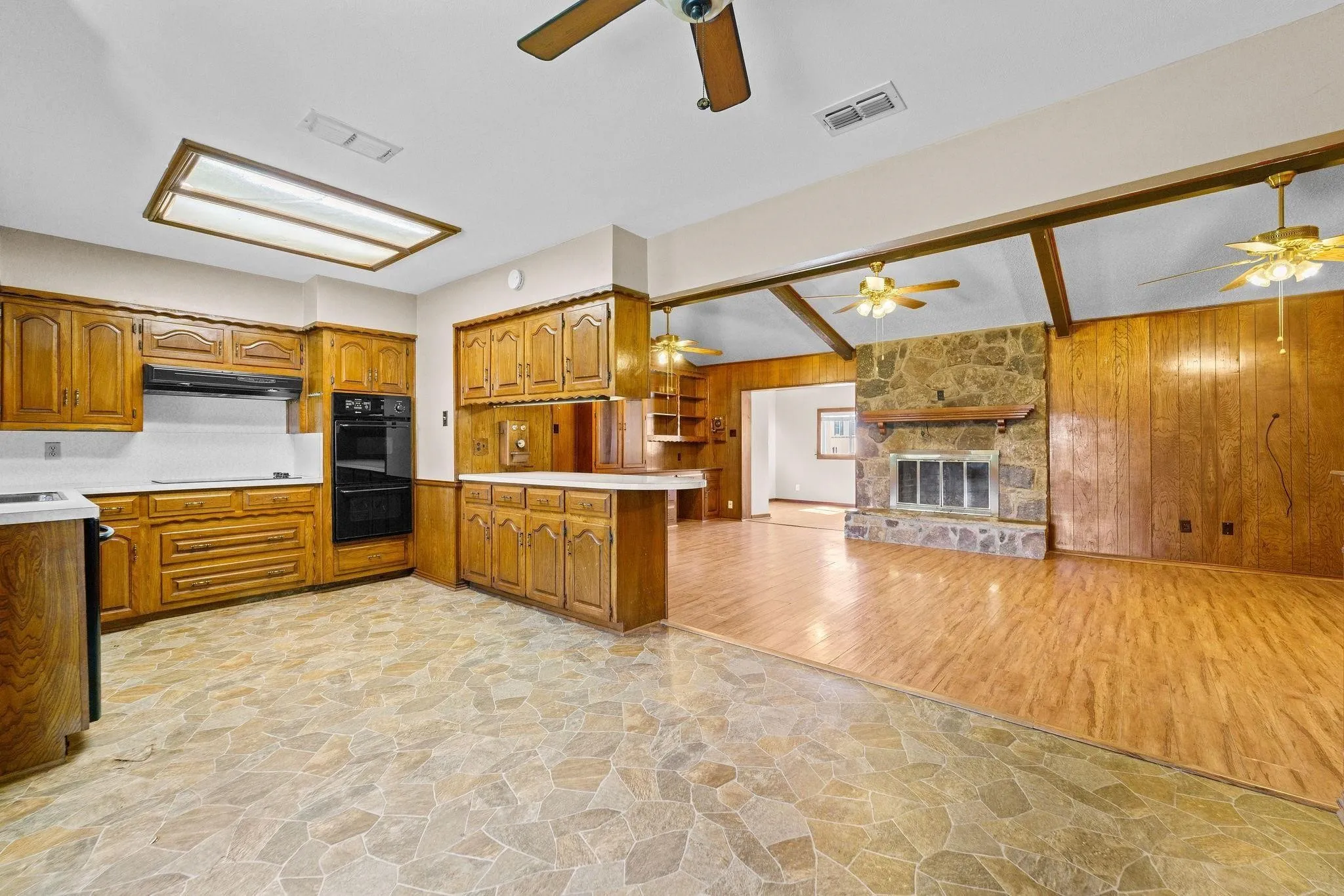 Single Family Residence For Sale in Dallas County , 1006 S Clark Road, Cedar Hill, Texas 75104, 3 Bedroom, 2 Bathroom, 2 Garage spaces, 1,500 Sqft, built in 1973, mls#21335738, Real Estate Agent in Cedar Hill, Homes For Sale in Dallas county, Homes For Sale in Cedar Hill, Realtor in Cedar Hill Texas, Real Estate Brokerage Independent Realty Texas, Luminita Cordes Realtor
